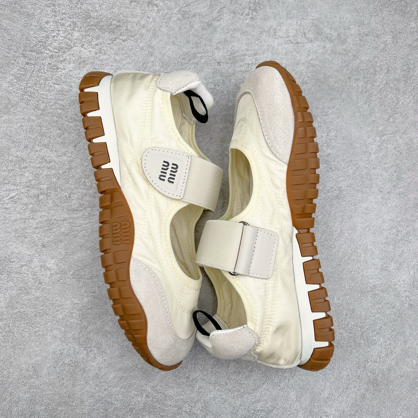 图片[3]-Miumiu 25ss Tyre系列春夏新款 饼干鞋 阿甘鞋休闲运动鞋Miumiu最新爆款 前卫大胆的设计，风格融于此款厚底帆布运动鞋的简约线条，别致徽标饰于鞋舌与背面，点缀复古设计，平添标志性元素！厚底设计定义前卫的现代风格，这款Tyre集优雅气质与运动功能于一身，动感橡胶鞋底柔韧耐磨，令人联想起轮胎花纹，橡胶鞋底除了增加了这双鞋的复古属性外也增加了防滑功能鞋面由科技织物和麂皮制成，融合运动与时尚、功能与优雅，表达了Miu Miu的核心精神 尺码：35-40-选品中心