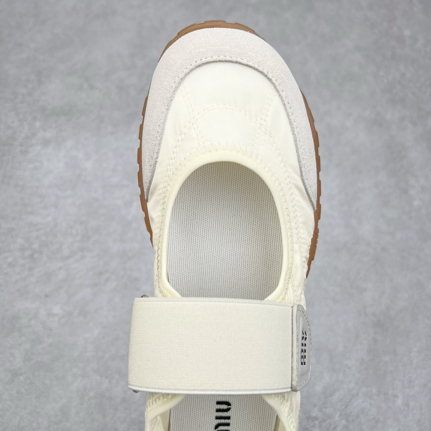 图片[4]-Miumiu 25ss Tyre系列春夏新款 饼干鞋 阿甘鞋休闲运动鞋Miumiu最新爆款 前卫大胆的设计，风格融于此款厚底帆布运动鞋的简约线条，别致徽标饰于鞋舌与背面，点缀复古设计，平添标志性元素！厚底设计定义前卫的现代风格，这款Tyre集优雅气质与运动功能于一身，动感橡胶鞋底柔韧耐磨，令人联想起轮胎花纹，橡胶鞋底除了增加了这双鞋的复古属性外也增加了防滑功能鞋面由科技织物和麂皮制成，融合运动与时尚、功能与优雅，表达了Miu Miu的核心精神 尺码：35-40-选品中心