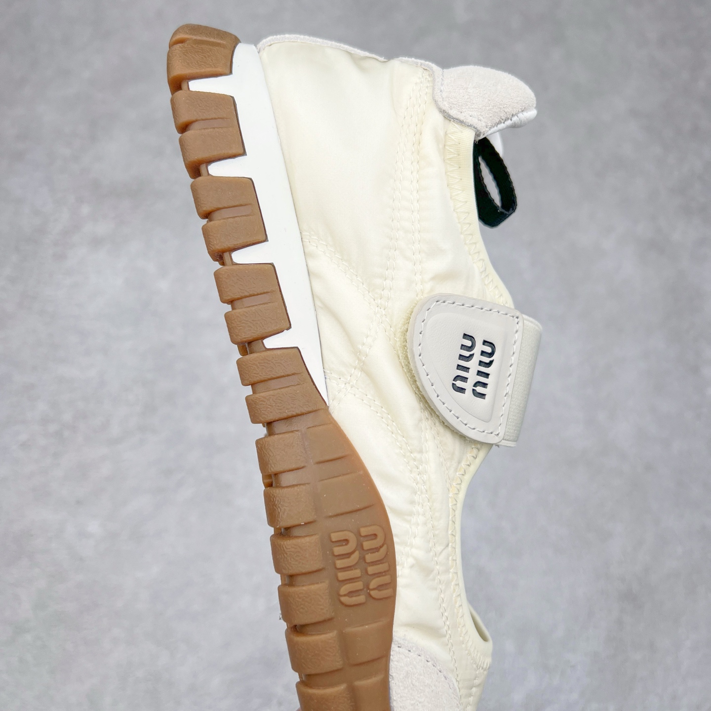 图片[6]-Miumiu 25ss Tyre系列春夏新款 饼干鞋 阿甘鞋休闲运动鞋Miumiu最新爆款 前卫大胆的设计，风格融于此款厚底帆布运动鞋的简约线条，别致徽标饰于鞋舌与背面，点缀复古设计，平添标志性元素！厚底设计定义前卫的现代风格，这款Tyre集优雅气质与运动功能于一身，动感橡胶鞋底柔韧耐磨，令人联想起轮胎花纹，橡胶鞋底除了增加了这双鞋的复古属性外也增加了防滑功能鞋面由科技织物和麂皮制成，融合运动与时尚、功能与优雅，表达了Miu Miu的核心精神 尺码：35-40-选品中心