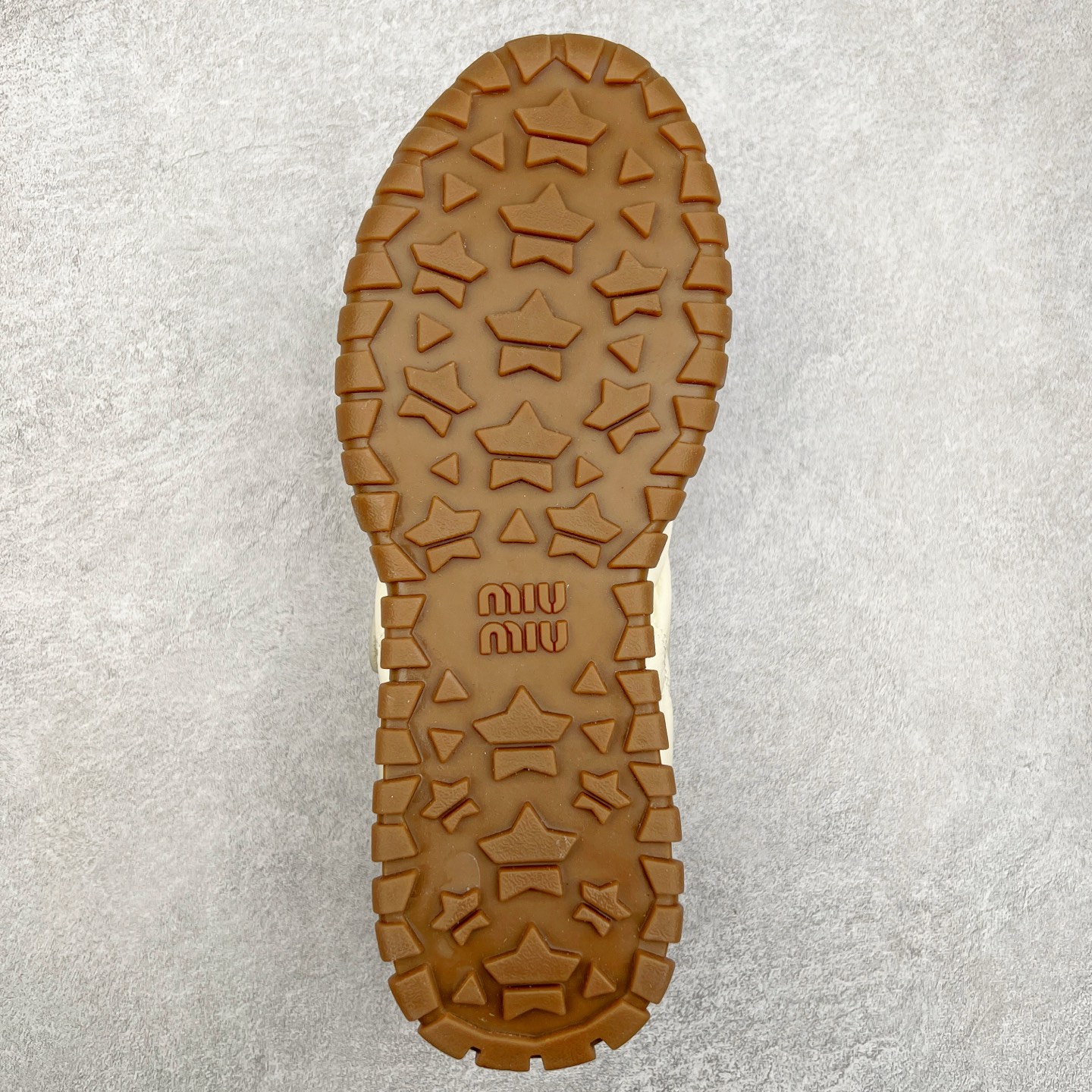 图片[9]-Miumiu 25ss Tyre系列春夏新款 饼干鞋 阿甘鞋休闲运动鞋Miumiu最新爆款 前卫大胆的设计，风格融于此款厚底帆布运动鞋的简约线条，别致徽标饰于鞋舌与背面，点缀复古设计，平添标志性元素！厚底设计定义前卫的现代风格，这款Tyre集优雅气质与运动功能于一身，动感橡胶鞋底柔韧耐磨，令人联想起轮胎花纹，橡胶鞋底除了增加了这双鞋的复古属性外也增加了防滑功能鞋面由科技织物和麂皮制成，融合运动与时尚、功能与优雅，表达了Miu Miu的核心精神 尺码：35-40-选品中心