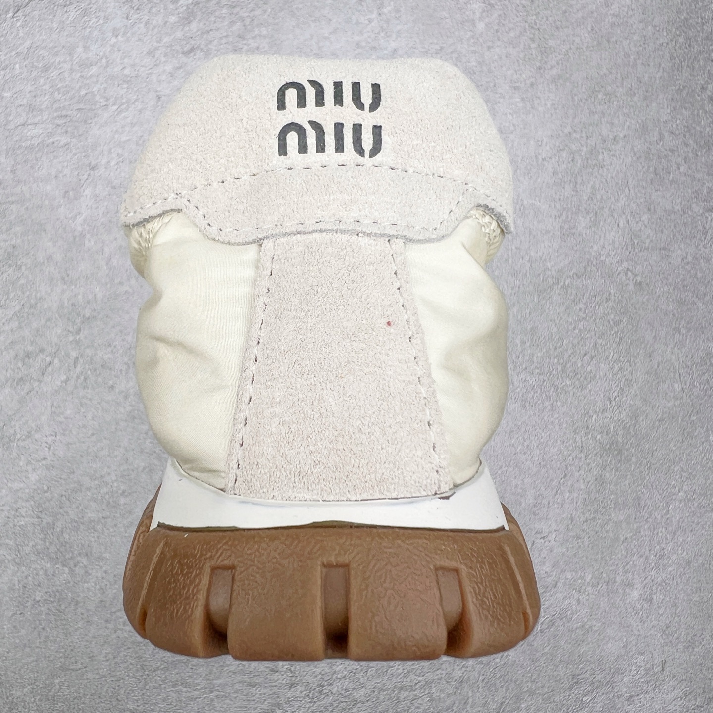 图片[8]-Miumiu 25ss Tyre系列春夏新款 饼干鞋 阿甘鞋休闲运动鞋Miumiu最新爆款 前卫大胆的设计，风格融于此款厚底帆布运动鞋的简约线条，别致徽标饰于鞋舌与背面，点缀复古设计，平添标志性元素！厚底设计定义前卫的现代风格，这款Tyre集优雅气质与运动功能于一身，动感橡胶鞋底柔韧耐磨，令人联想起轮胎花纹，橡胶鞋底除了增加了这双鞋的复古属性外也增加了防滑功能鞋面由科技织物和麂皮制成，融合运动与时尚、功能与优雅，表达了Miu Miu的核心精神 尺码：35-40-选品中心