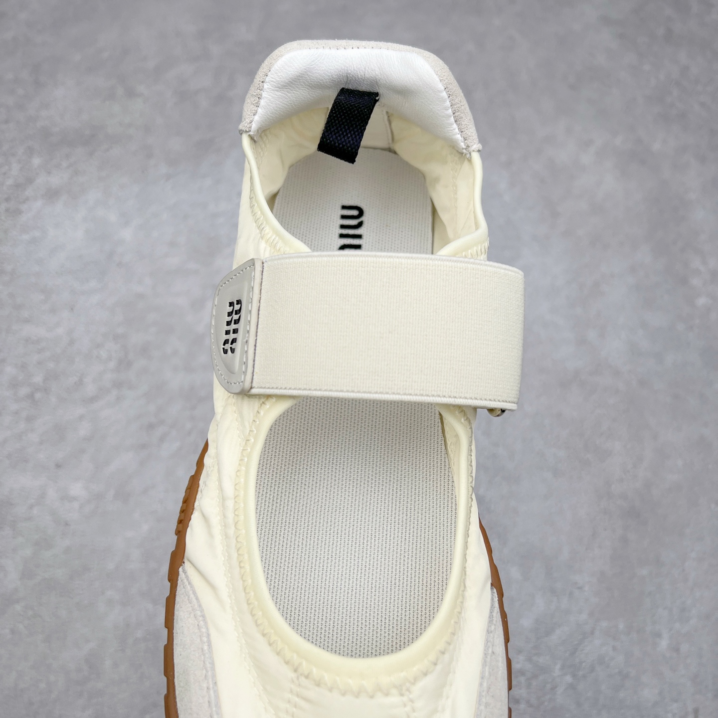 图片[5]-Miumiu 25ss Tyre系列春夏新款 饼干鞋 阿甘鞋休闲运动鞋Miumiu最新爆款 前卫大胆的设计，风格融于此款厚底帆布运动鞋的简约线条，别致徽标饰于鞋舌与背面，点缀复古设计，平添标志性元素！厚底设计定义前卫的现代风格，这款Tyre集优雅气质与运动功能于一身，动感橡胶鞋底柔韧耐磨，令人联想起轮胎花纹，橡胶鞋底除了增加了这双鞋的复古属性外也增加了防滑功能鞋面由科技织物和麂皮制成，融合运动与时尚、功能与优雅，表达了Miu Miu的核心精神 尺码：35-40-选品中心