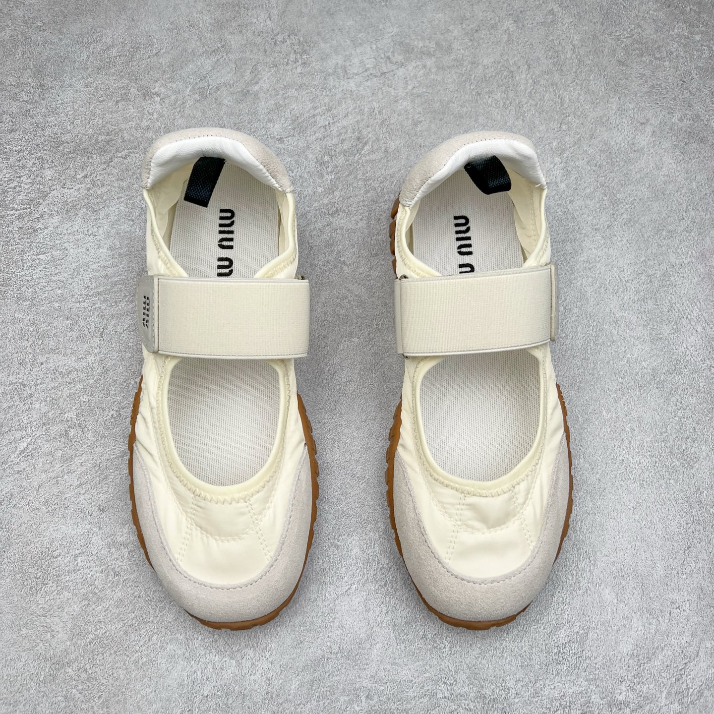 图片[2]-Miumiu 25ss Tyre系列春夏新款 饼干鞋 阿甘鞋休闲运动鞋Miumiu最新爆款 前卫大胆的设计，风格融于此款厚底帆布运动鞋的简约线条，别致徽标饰于鞋舌与背面，点缀复古设计，平添标志性元素！厚底设计定义前卫的现代风格，这款Tyre集优雅气质与运动功能于一身，动感橡胶鞋底柔韧耐磨，令人联想起轮胎花纹，橡胶鞋底除了增加了这双鞋的复古属性外也增加了防滑功能鞋面由科技织物和麂皮制成，融合运动与时尚、功能与优雅，表达了Miu Miu的核心精神 尺码：35-40-选品中心