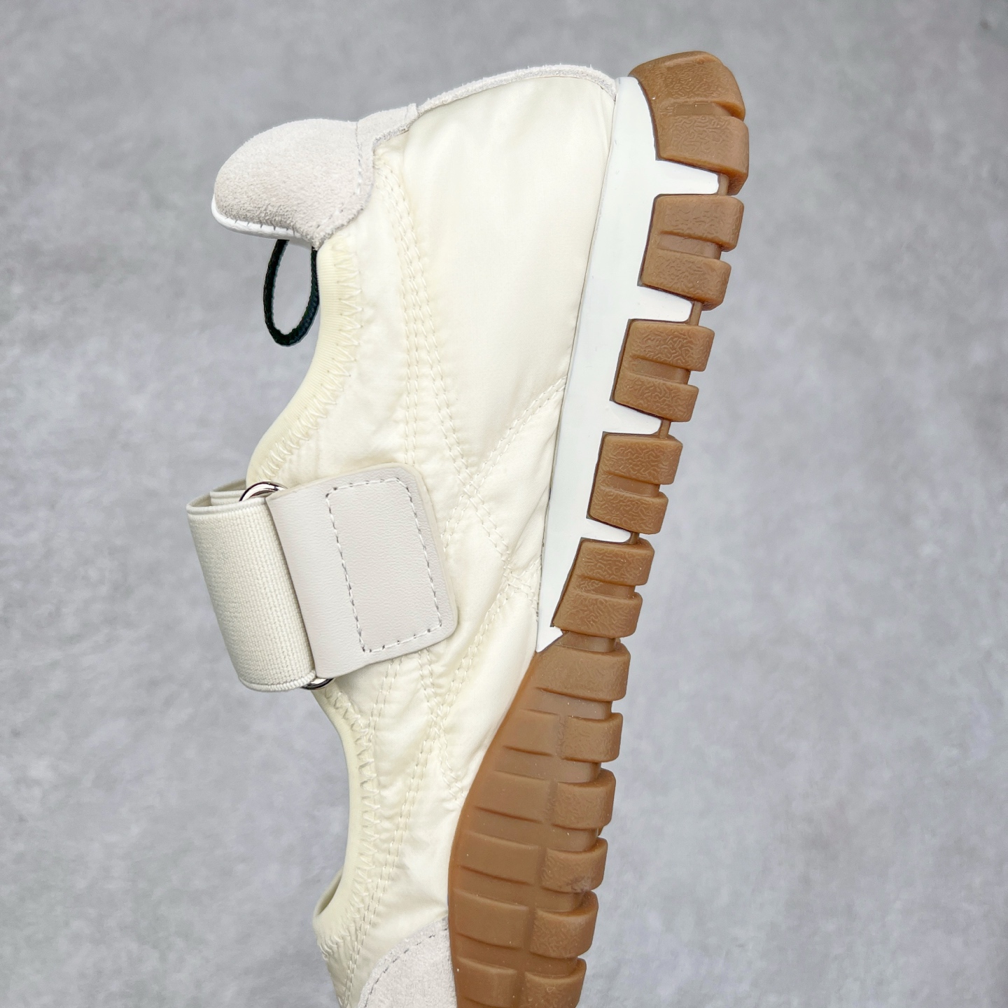 图片[7]-Miumiu 25ss Tyre系列春夏新款 饼干鞋 阿甘鞋休闲运动鞋Miumiu最新爆款 前卫大胆的设计，风格融于此款厚底帆布运动鞋的简约线条，别致徽标饰于鞋舌与背面，点缀复古设计，平添标志性元素！厚底设计定义前卫的现代风格，这款Tyre集优雅气质与运动功能于一身，动感橡胶鞋底柔韧耐磨，令人联想起轮胎花纹，橡胶鞋底除了增加了这双鞋的复古属性外也增加了防滑功能鞋面由科技织物和麂皮制成，融合运动与时尚、功能与优雅，表达了Miu Miu的核心精神 尺码：35-40-选品中心