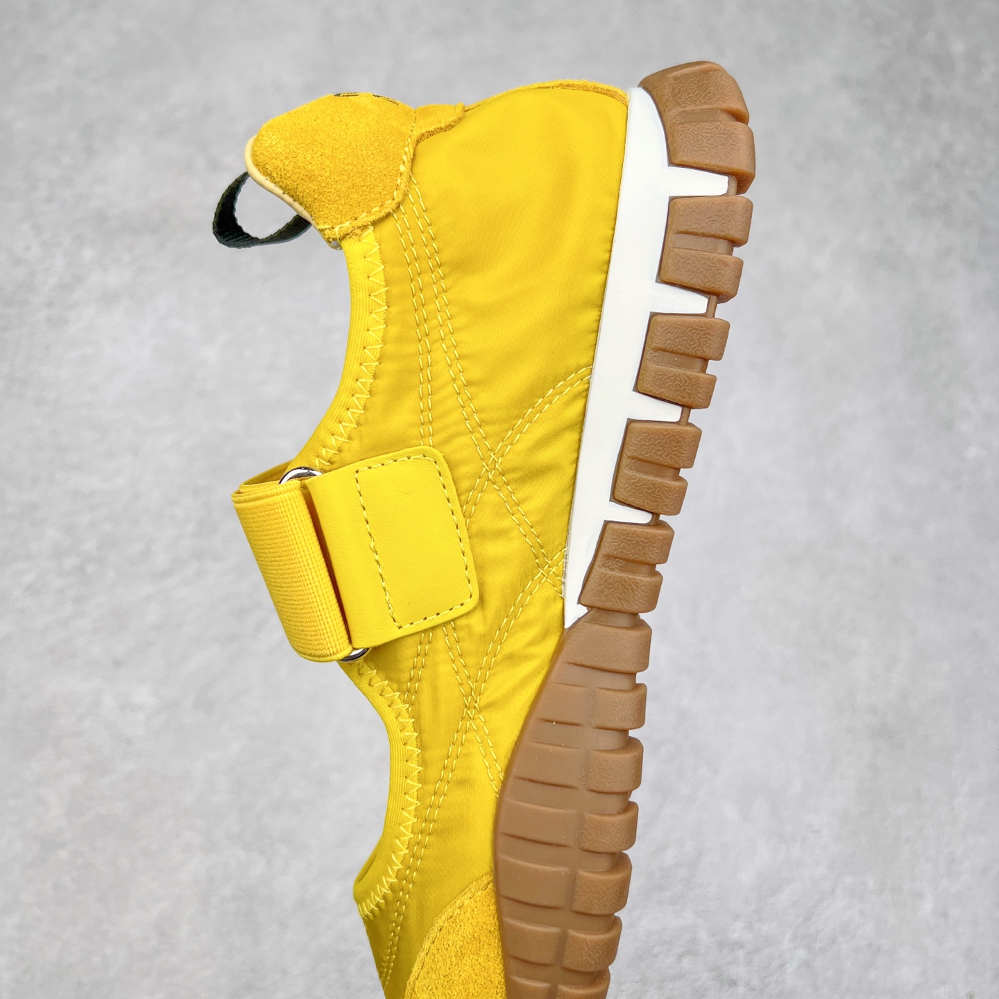 图片[7]-Miumiu 25ss Tyre系列春夏新款 饼干鞋 阿甘鞋休闲运动鞋Miumiu最新爆款 前卫大胆的设计，风格融于此款厚底帆布运动鞋的简约线条，别致徽标饰于鞋舌与背面，点缀复古设计，平添标志性元素！厚底设计定义前卫的现代风格，这款Tyre集优雅气质与运动功能于一身，动感橡胶鞋底柔韧耐磨，令人联想起轮胎花纹，橡胶鞋底除了增加了这双鞋的复古属性外也增加了防滑功能鞋面由科技织物和麂皮制成，融合运动与时尚、功能与优雅，表达了Miu Miu的核心精神 尺码：35-40-选品中心