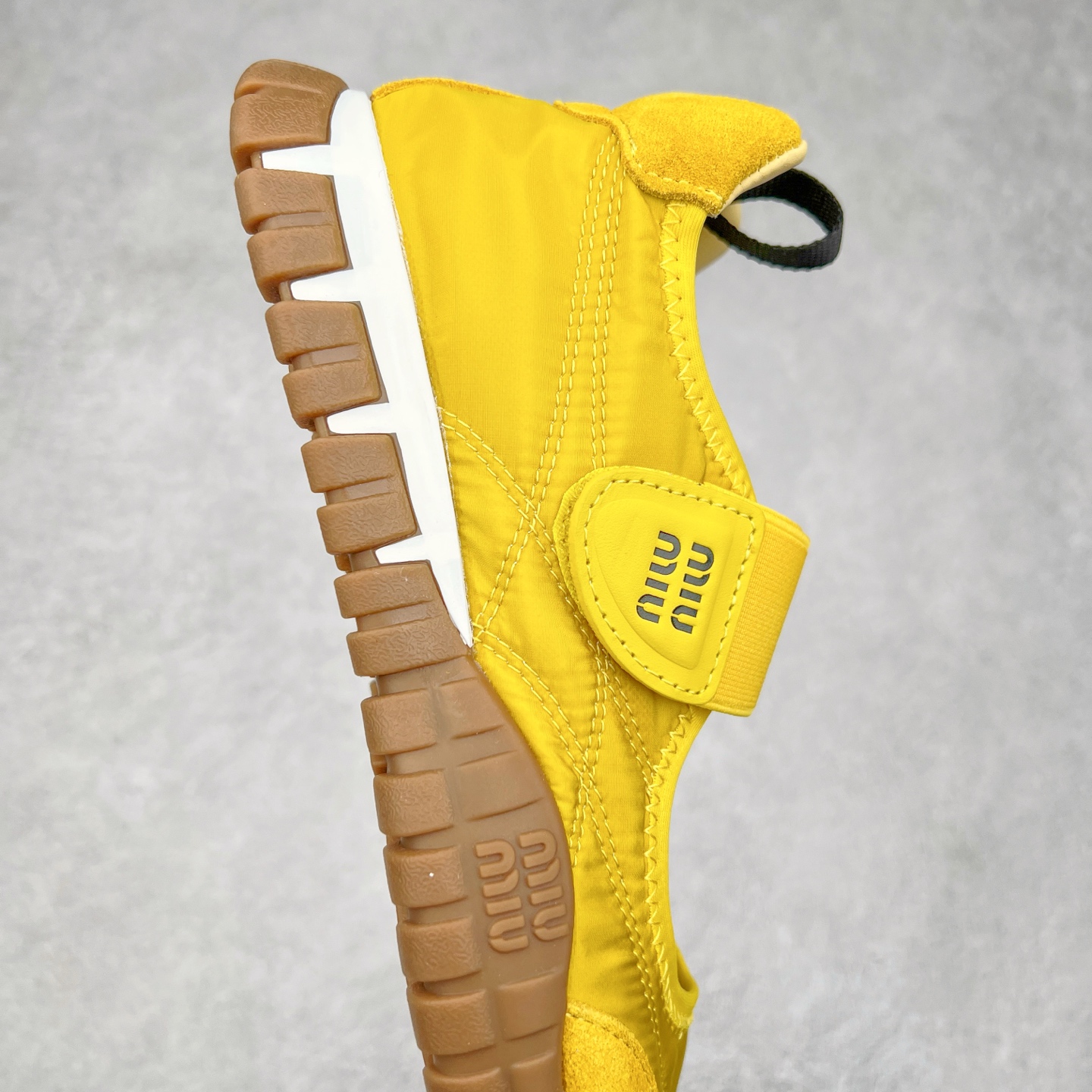 图片[6]-Miumiu 25ss Tyre系列春夏新款 饼干鞋 阿甘鞋休闲运动鞋Miumiu最新爆款 前卫大胆的设计，风格融于此款厚底帆布运动鞋的简约线条，别致徽标饰于鞋舌与背面，点缀复古设计，平添标志性元素！厚底设计定义前卫的现代风格，这款Tyre集优雅气质与运动功能于一身，动感橡胶鞋底柔韧耐磨，令人联想起轮胎花纹，橡胶鞋底除了增加了这双鞋的复古属性外也增加了防滑功能鞋面由科技织物和麂皮制成，融合运动与时尚、功能与优雅，表达了Miu Miu的核心精神 尺码：35-40-选品中心