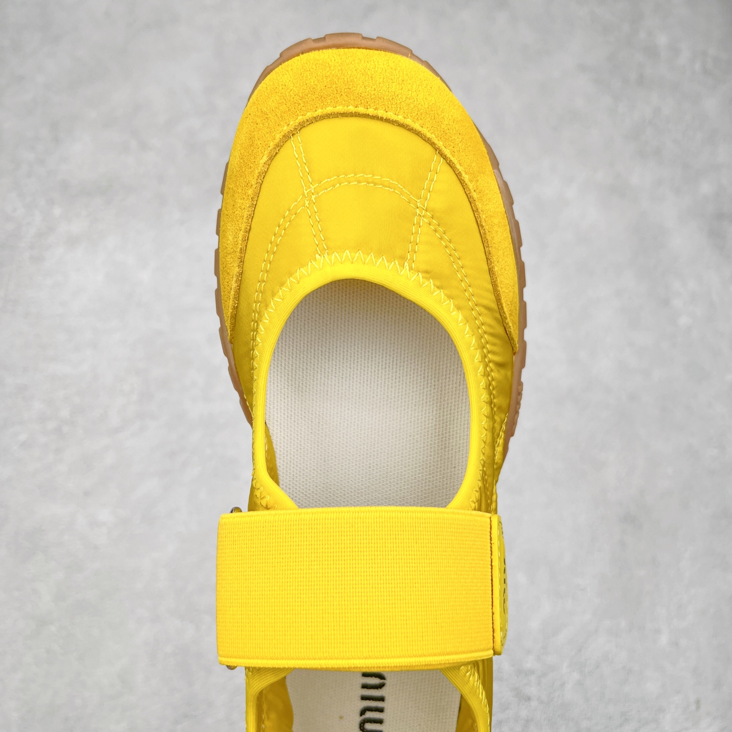 图片[4]-Miumiu 25ss Tyre系列春夏新款 饼干鞋 阿甘鞋休闲运动鞋Miumiu最新爆款 前卫大胆的设计，风格融于此款厚底帆布运动鞋的简约线条，别致徽标饰于鞋舌与背面，点缀复古设计，平添标志性元素！厚底设计定义前卫的现代风格，这款Tyre集优雅气质与运动功能于一身，动感橡胶鞋底柔韧耐磨，令人联想起轮胎花纹，橡胶鞋底除了增加了这双鞋的复古属性外也增加了防滑功能鞋面由科技织物和麂皮制成，融合运动与时尚、功能与优雅，表达了Miu Miu的核心精神 尺码：35-40-选品中心