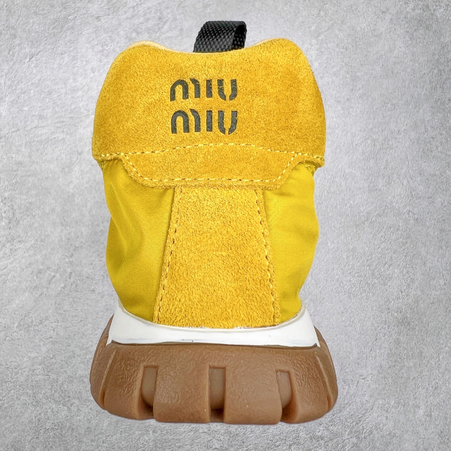 图片[8]-Miumiu 25ss Tyre系列春夏新款 饼干鞋 阿甘鞋休闲运动鞋Miumiu最新爆款 前卫大胆的设计，风格融于此款厚底帆布运动鞋的简约线条，别致徽标饰于鞋舌与背面，点缀复古设计，平添标志性元素！厚底设计定义前卫的现代风格，这款Tyre集优雅气质与运动功能于一身，动感橡胶鞋底柔韧耐磨，令人联想起轮胎花纹，橡胶鞋底除了增加了这双鞋的复古属性外也增加了防滑功能鞋面由科技织物和麂皮制成，融合运动与时尚、功能与优雅，表达了Miu Miu的核心精神 尺码：35-40-选品中心