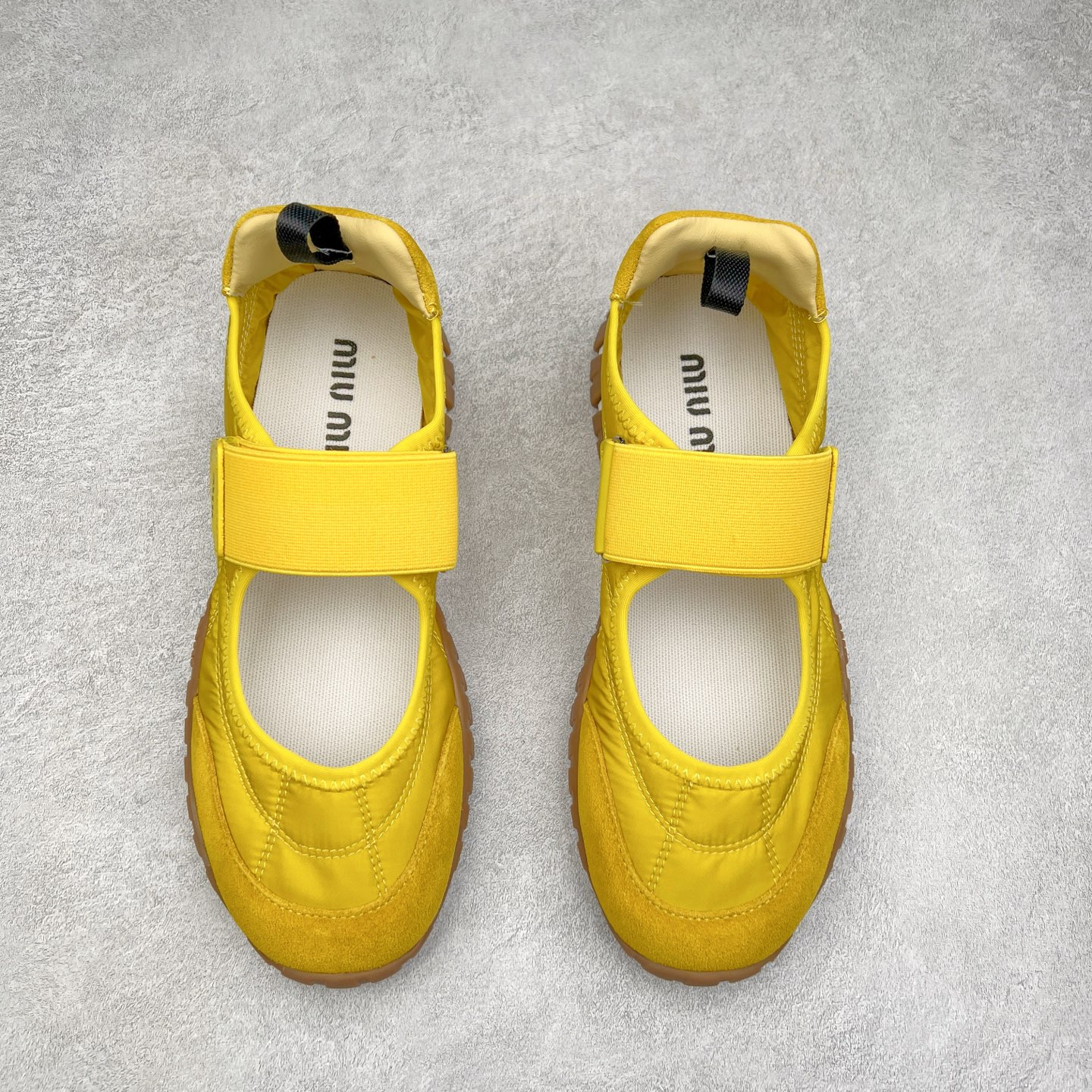 图片[2]-Miumiu 25ss Tyre系列春夏新款 饼干鞋 阿甘鞋休闲运动鞋Miumiu最新爆款 前卫大胆的设计，风格融于此款厚底帆布运动鞋的简约线条，别致徽标饰于鞋舌与背面，点缀复古设计，平添标志性元素！厚底设计定义前卫的现代风格，这款Tyre集优雅气质与运动功能于一身，动感橡胶鞋底柔韧耐磨，令人联想起轮胎花纹，橡胶鞋底除了增加了这双鞋的复古属性外也增加了防滑功能鞋面由科技织物和麂皮制成，融合运动与时尚、功能与优雅，表达了Miu Miu的核心精神 尺码：35-40-选品中心