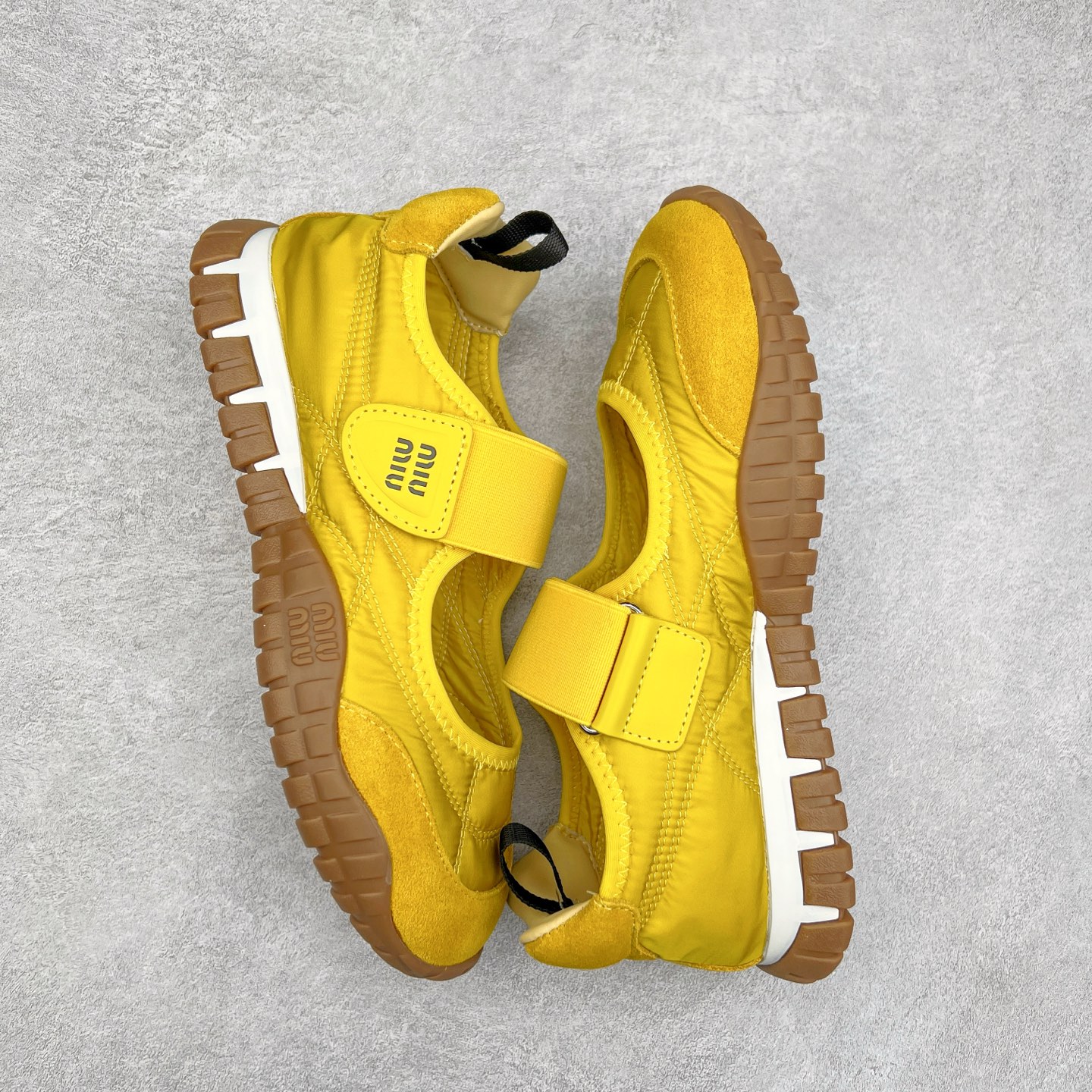 图片[3]-Miumiu 25ss Tyre系列春夏新款 饼干鞋 阿甘鞋休闲运动鞋Miumiu最新爆款 前卫大胆的设计，风格融于此款厚底帆布运动鞋的简约线条，别致徽标饰于鞋舌与背面，点缀复古设计，平添标志性元素！厚底设计定义前卫的现代风格，这款Tyre集优雅气质与运动功能于一身，动感橡胶鞋底柔韧耐磨，令人联想起轮胎花纹，橡胶鞋底除了增加了这双鞋的复古属性外也增加了防滑功能鞋面由科技织物和麂皮制成，融合运动与时尚、功能与优雅，表达了Miu Miu的核心精神 尺码：35-40-选品中心