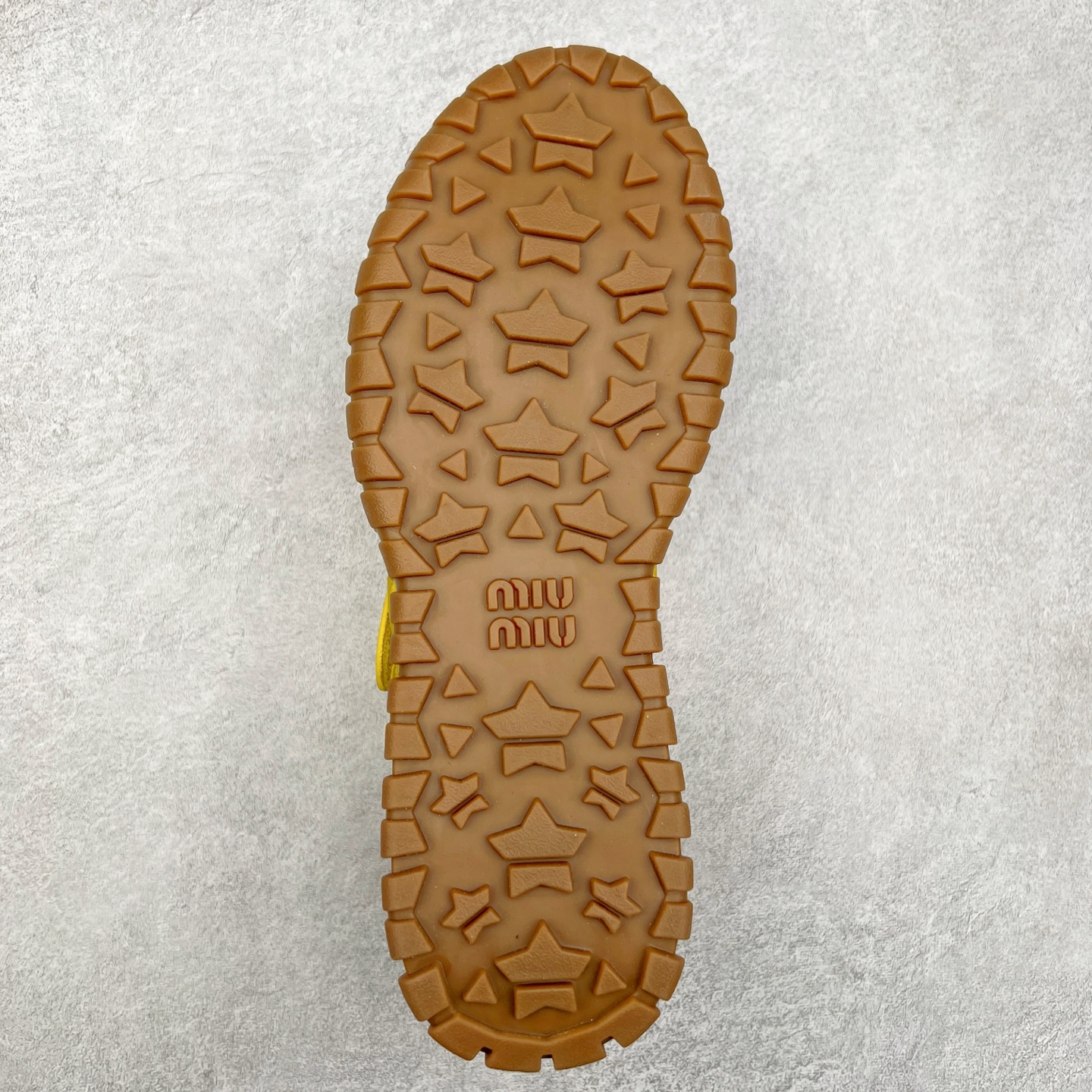 图片[9]-Miumiu 25ss Tyre系列春夏新款 饼干鞋 阿甘鞋休闲运动鞋Miumiu最新爆款 前卫大胆的设计，风格融于此款厚底帆布运动鞋的简约线条，别致徽标饰于鞋舌与背面，点缀复古设计，平添标志性元素！厚底设计定义前卫的现代风格，这款Tyre集优雅气质与运动功能于一身，动感橡胶鞋底柔韧耐磨，令人联想起轮胎花纹，橡胶鞋底除了增加了这双鞋的复古属性外也增加了防滑功能鞋面由科技织物和麂皮制成，融合运动与时尚、功能与优雅，表达了Miu Miu的核心精神 尺码：35-40-选品中心