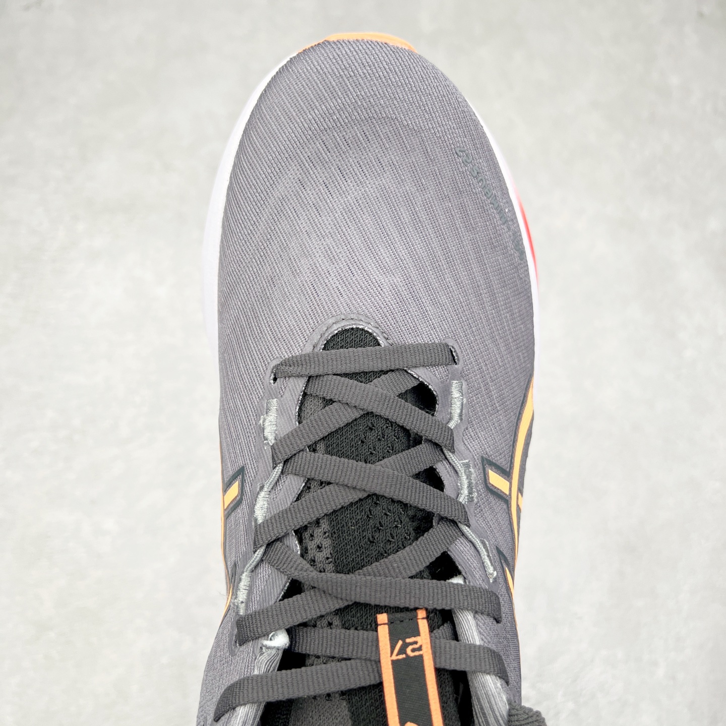 图片[4]-Asics GEL-Nimbus 27 亚瑟士缓震跑鞋 近年复古风潮的势头很旺 ASICS一直坚信保持身体的健康与活力是打造健康快乐的生活方式的最佳途径 ASICS为复古鞋型注入新设计 为玩家的街头穿搭提供了更多可能 GEL-NIMBUSTM9运动鞋最初是为中立和仰卧跑步者设计的长距离训练器 采用原始材料和关键细节重新设计 其Y2K时代的工业外观也被大胆的对比和色块所抵消 尺码：36 36.5 37.5 38 38.5 39 40 40.5 41.5 42 42.5 43.5 44 44.5 45-选品中心