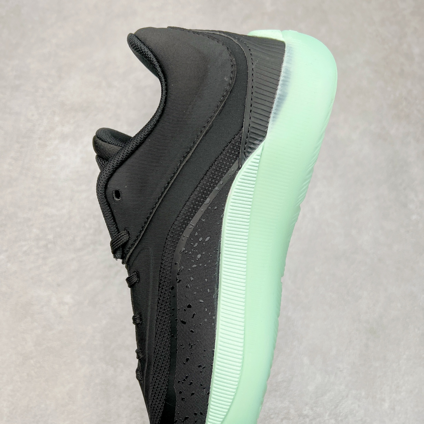 图片[7]-Jordan Zion 4 锡安4代舒适耐用防滑耐磨低帮 篮球鞋 鞋面采用金属银色，搭配半透明外底，既彰显大胆个性，又不失实用性。鞋舌、鞋跟及外底上均饰有锡安的标志性元素，为这款现代设计增添了独特的个人风格。Zion 4 采用先进技术设计，创新的结构提供了卓越的支撑，增强球场上的爆发力和敏捷性。这款球鞋在展现时尚风格与卓越性能的同时，也完美捕捉到了 Zion 充满活力的个性特征。尺码：40 40.5 41 42 42.5 43 44 44.5 45 46-选品中心