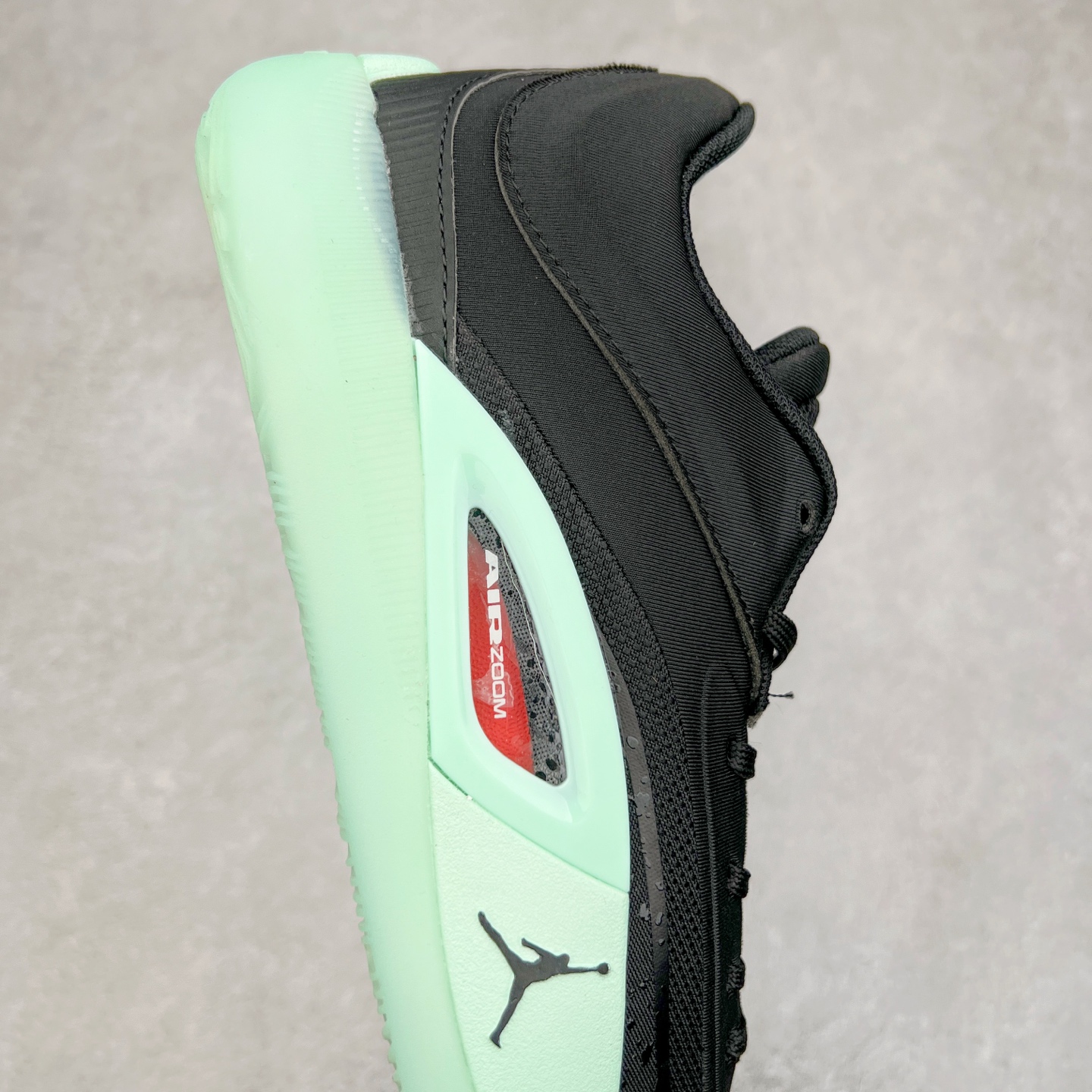 图片[6]-Jordan Zion 4 锡安4代舒适耐用防滑耐磨低帮 篮球鞋 鞋面采用金属银色，搭配半透明外底，既彰显大胆个性，又不失实用性。鞋舌、鞋跟及外底上均饰有锡安的标志性元素，为这款现代设计增添了独特的个人风格。Zion 4 采用先进技术设计，创新的结构提供了卓越的支撑，增强球场上的爆发力和敏捷性。这款球鞋在展现时尚风格与卓越性能的同时，也完美捕捉到了 Zion 充满活力的个性特征。尺码：40 40.5 41 42 42.5 43 44 44.5 45 46-选品中心