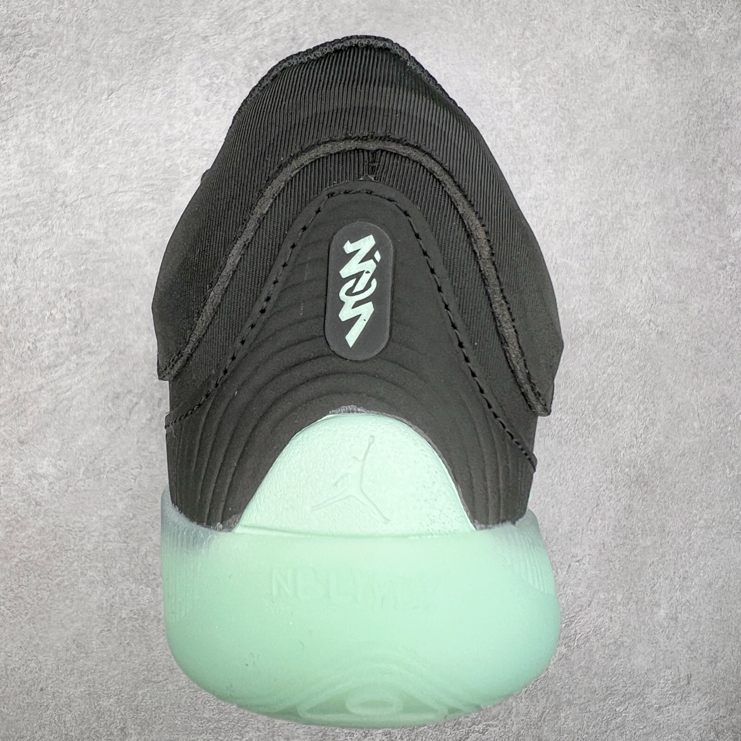 图片[8]-Jordan Zion 4 锡安4代舒适耐用防滑耐磨低帮 篮球鞋 鞋面采用金属银色，搭配半透明外底，既彰显大胆个性，又不失实用性。鞋舌、鞋跟及外底上均饰有锡安的标志性元素，为这款现代设计增添了独特的个人风格。Zion 4 采用先进技术设计，创新的结构提供了卓越的支撑，增强球场上的爆发力和敏捷性。这款球鞋在展现时尚风格与卓越性能的同时，也完美捕捉到了 Zion 充满活力的个性特征。尺码：40 40.5 41 42 42.5 43 44 44.5 45 46-选品中心