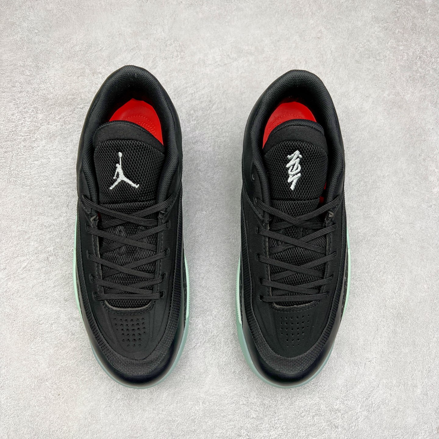 图片[2]-Jordan Zion 4 锡安4代舒适耐用防滑耐磨低帮 篮球鞋 鞋面采用金属银色，搭配半透明外底，既彰显大胆个性，又不失实用性。鞋舌、鞋跟及外底上均饰有锡安的标志性元素，为这款现代设计增添了独特的个人风格。Zion 4 采用先进技术设计，创新的结构提供了卓越的支撑，增强球场上的爆发力和敏捷性。这款球鞋在展现时尚风格与卓越性能的同时，也完美捕捉到了 Zion 充满活力的个性特征。尺码：40 40.5 41 42 42.5 43 44 44.5 45 46-选品中心