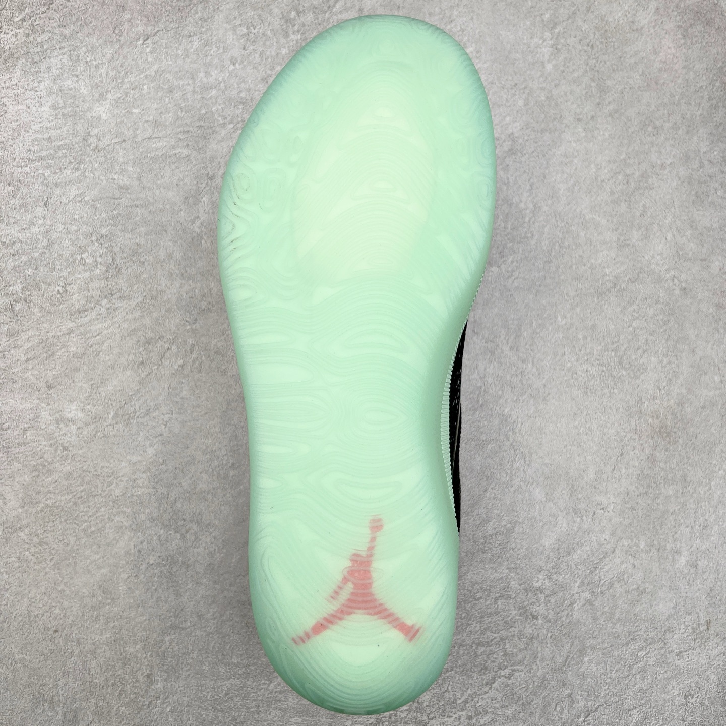 图片[9]-Jordan Zion 4 锡安4代舒适耐用防滑耐磨低帮 篮球鞋 鞋面采用金属银色，搭配半透明外底，既彰显大胆个性，又不失实用性。鞋舌、鞋跟及外底上均饰有锡安的标志性元素，为这款现代设计增添了独特的个人风格。Zion 4 采用先进技术设计，创新的结构提供了卓越的支撑，增强球场上的爆发力和敏捷性。这款球鞋在展现时尚风格与卓越性能的同时，也完美捕捉到了 Zion 充满活力的个性特征。尺码：40 40.5 41 42 42.5 43 44 44.5 45 46-选品中心