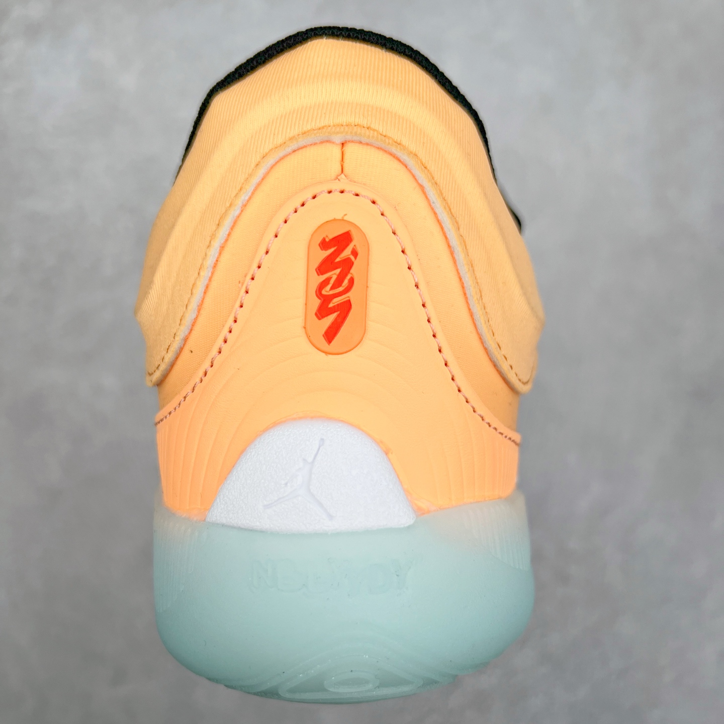 图片[8]-Jordan Zion 4 锡安4代舒适耐用防滑耐磨低帮 篮球鞋 鞋面采用金属银色，搭配半透明外底，既彰显大胆个性，又不失实用性。鞋舌、鞋跟及外底上均饰有锡安的标志性元素，为这款现代设计增添了独特的个人风格。Zion 4 采用先进技术设计，创新的结构提供了卓越的支撑，增强球场上的爆发力和敏捷性。这款球鞋在展现时尚风格与卓越性能的同时，也完美捕捉到了 Zion 充满活力的个性特征。尺码：40 40.5 41 42 42.5 43 44 44.5 45 46-选品中心