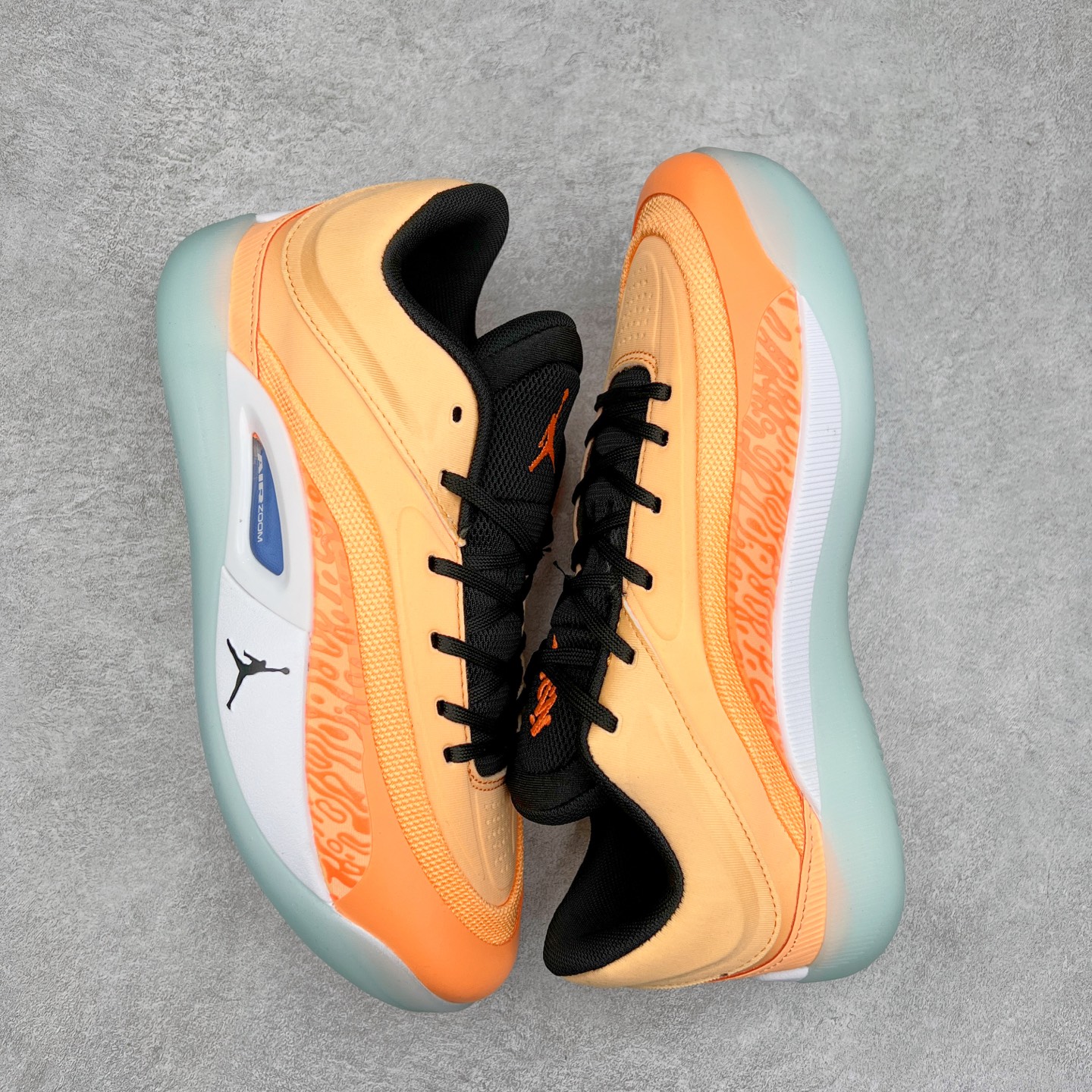 图片[3]-Jordan Zion 4 锡安4代舒适耐用防滑耐磨低帮 篮球鞋 鞋面采用金属银色，搭配半透明外底，既彰显大胆个性，又不失实用性。鞋舌、鞋跟及外底上均饰有锡安的标志性元素，为这款现代设计增添了独特的个人风格。Zion 4 采用先进技术设计，创新的结构提供了卓越的支撑，增强球场上的爆发力和敏捷性。这款球鞋在展现时尚风格与卓越性能的同时，也完美捕捉到了 Zion 充满活力的个性特征。尺码：40 40.5 41 42 42.5 43 44 44.5 45 46-选品中心