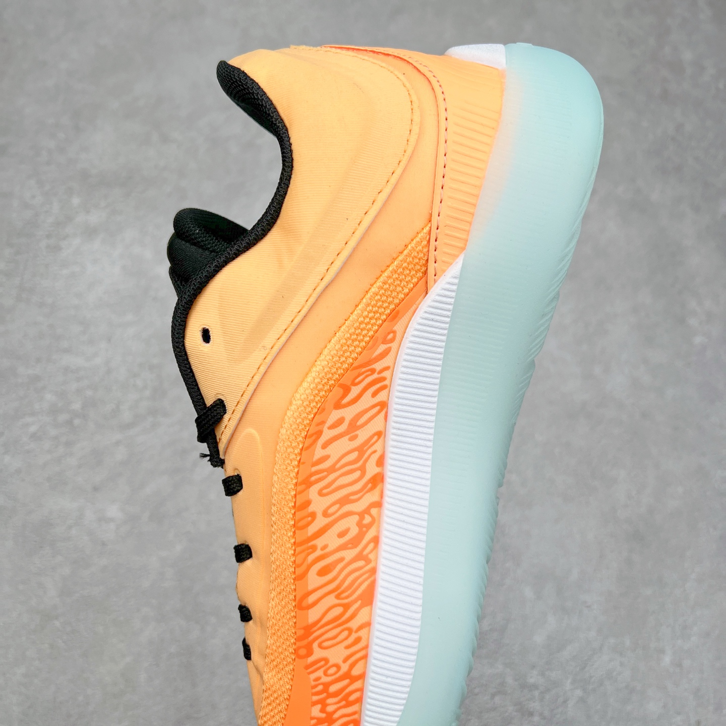 图片[7]-Jordan Zion 4 锡安4代舒适耐用防滑耐磨低帮 篮球鞋 鞋面采用金属银色，搭配半透明外底，既彰显大胆个性，又不失实用性。鞋舌、鞋跟及外底上均饰有锡安的标志性元素，为这款现代设计增添了独特的个人风格。Zion 4 采用先进技术设计，创新的结构提供了卓越的支撑，增强球场上的爆发力和敏捷性。这款球鞋在展现时尚风格与卓越性能的同时，也完美捕捉到了 Zion 充满活力的个性特征。尺码：40 40.5 41 42 42.5 43 44 44.5 45 46-选品中心