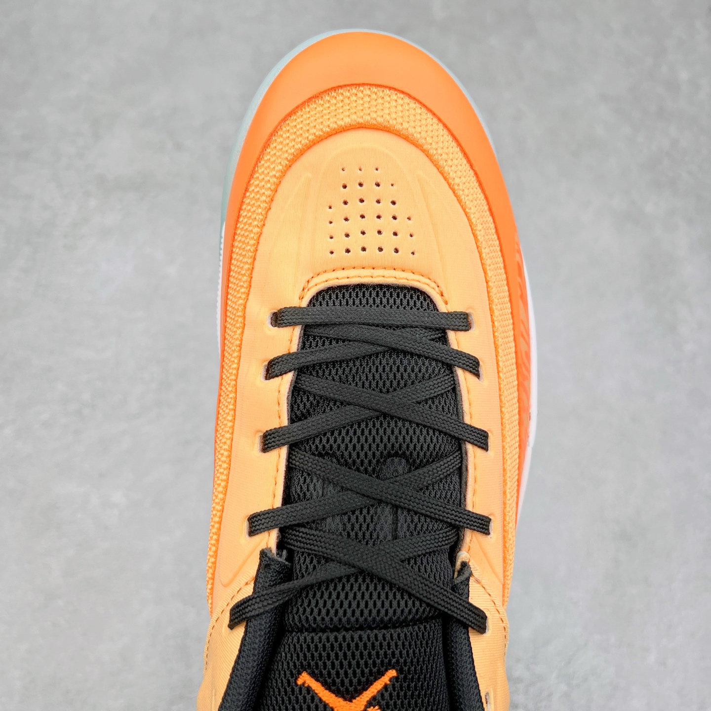 图片[4]-Jordan Zion 4 锡安4代舒适耐用防滑耐磨低帮 篮球鞋 鞋面采用金属银色，搭配半透明外底，既彰显大胆个性，又不失实用性。鞋舌、鞋跟及外底上均饰有锡安的标志性元素，为这款现代设计增添了独特的个人风格。Zion 4 采用先进技术设计，创新的结构提供了卓越的支撑，增强球场上的爆发力和敏捷性。这款球鞋在展现时尚风格与卓越性能的同时，也完美捕捉到了 Zion 充满活力的个性特征。尺码：40 40.5 41 42 42.5 43 44 44.5 45 46-选品中心