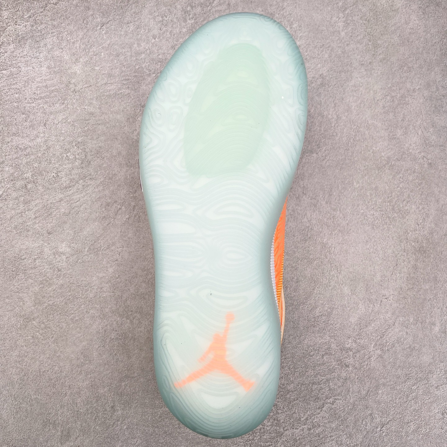 图片[9]-Jordan Zion 4 锡安4代舒适耐用防滑耐磨低帮 篮球鞋 鞋面采用金属银色，搭配半透明外底，既彰显大胆个性，又不失实用性。鞋舌、鞋跟及外底上均饰有锡安的标志性元素，为这款现代设计增添了独特的个人风格。Zion 4 采用先进技术设计，创新的结构提供了卓越的支撑，增强球场上的爆发力和敏捷性。这款球鞋在展现时尚风格与卓越性能的同时，也完美捕捉到了 Zion 充满活力的个性特征。尺码：40 40.5 41 42 42.5 43 44 44.5 45 46-选品中心