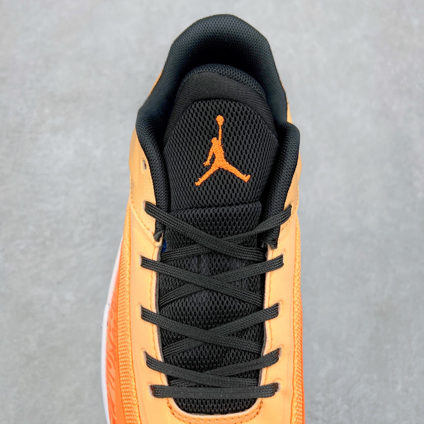 图片[5]-Jordan Zion 4 锡安4代舒适耐用防滑耐磨低帮 篮球鞋 鞋面采用金属银色，搭配半透明外底，既彰显大胆个性，又不失实用性。鞋舌、鞋跟及外底上均饰有锡安的标志性元素，为这款现代设计增添了独特的个人风格。Zion 4 采用先进技术设计，创新的结构提供了卓越的支撑，增强球场上的爆发力和敏捷性。这款球鞋在展现时尚风格与卓越性能的同时，也完美捕捉到了 Zion 充满活力的个性特征。尺码：40 40.5 41 42 42.5 43 44 44.5 45 46-选品中心