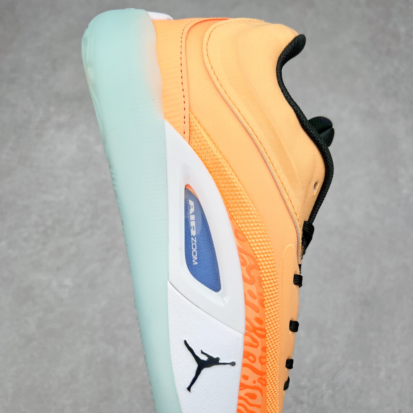 图片[6]-Jordan Zion 4 锡安4代舒适耐用防滑耐磨低帮 篮球鞋 鞋面采用金属银色，搭配半透明外底，既彰显大胆个性，又不失实用性。鞋舌、鞋跟及外底上均饰有锡安的标志性元素，为这款现代设计增添了独特的个人风格。Zion 4 采用先进技术设计，创新的结构提供了卓越的支撑，增强球场上的爆发力和敏捷性。这款球鞋在展现时尚风格与卓越性能的同时，也完美捕捉到了 Zion 充满活力的个性特征。尺码：40 40.5 41 42 42.5 43 44 44.5 45 46-选品中心