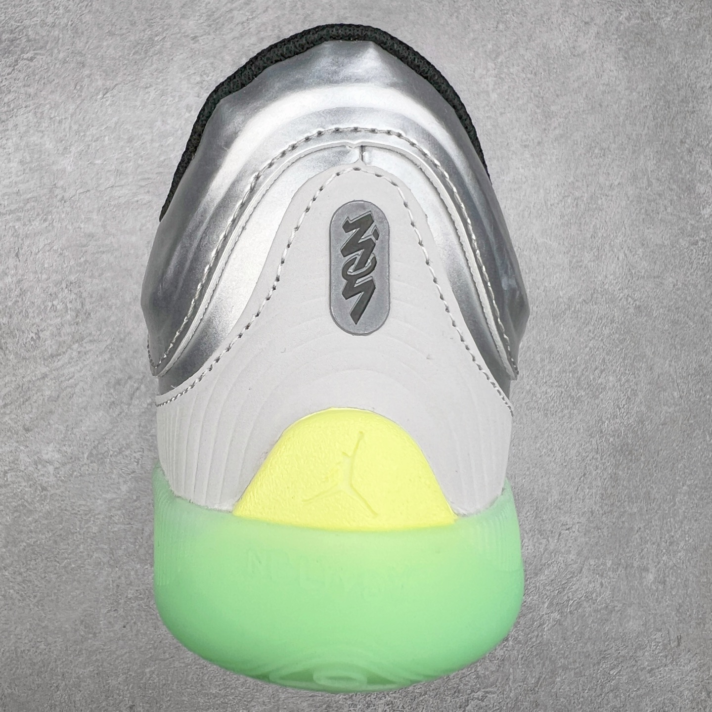 图片[8]-Jordan Zion 4 锡安4代舒适耐用防滑耐磨低帮 篮球鞋 鞋面采用金属银色，搭配半透明外底，既彰显大胆个性，又不失实用性。鞋舌、鞋跟及外底上均饰有锡安的标志性元素，为这款现代设计增添了独特的个人风格。Zion 4 采用先进技术设计，创新的结构提供了卓越的支撑，增强球场上的爆发力和敏捷性。这款球鞋在展现时尚风格与卓越性能的同时，也完美捕捉到了 Zion 充满活力的个性特征。尺码：40 40.5 41 42 42.5 43 44 44.5 45 46-选品中心