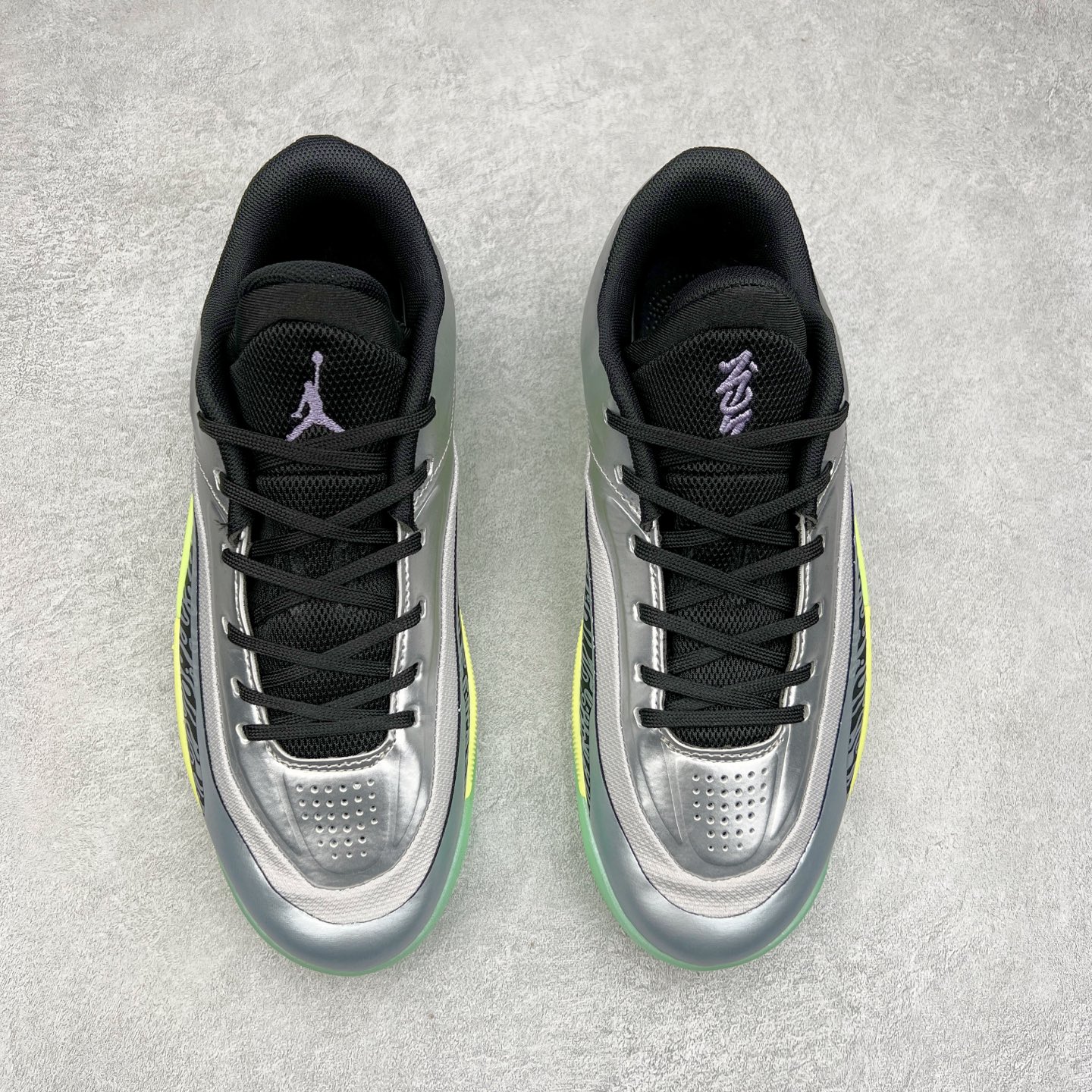 图片[2]-Jordan Zion 4 锡安4代舒适耐用防滑耐磨低帮 篮球鞋 鞋面采用金属银色，搭配半透明外底，既彰显大胆个性，又不失实用性。鞋舌、鞋跟及外底上均饰有锡安的标志性元素，为这款现代设计增添了独特的个人风格。Zion 4 采用先进技术设计，创新的结构提供了卓越的支撑，增强球场上的爆发力和敏捷性。这款球鞋在展现时尚风格与卓越性能的同时，也完美捕捉到了 Zion 充满活力的个性特征。尺码：40 40.5 41 42 42.5 43 44 44.5 45 46-选品中心