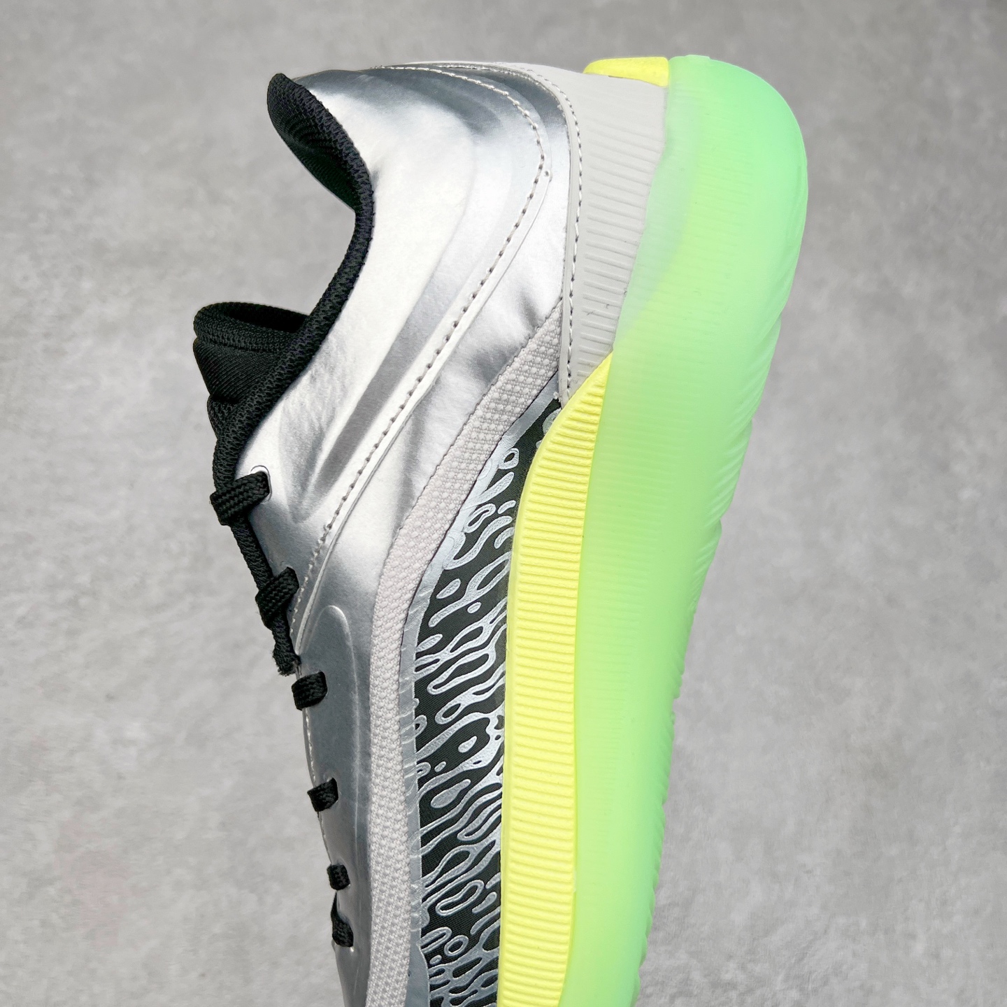 图片[7]-Jordan Zion 4 锡安4代舒适耐用防滑耐磨低帮 篮球鞋 鞋面采用金属银色，搭配半透明外底，既彰显大胆个性，又不失实用性。鞋舌、鞋跟及外底上均饰有锡安的标志性元素，为这款现代设计增添了独特的个人风格。Zion 4 采用先进技术设计，创新的结构提供了卓越的支撑，增强球场上的爆发力和敏捷性。这款球鞋在展现时尚风格与卓越性能的同时，也完美捕捉到了 Zion 充满活力的个性特征。尺码：40 40.5 41 42 42.5 43 44 44.5 45 46-选品中心