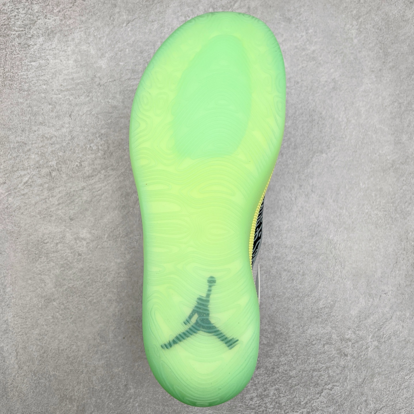 图片[9]-Jordan Zion 4 锡安4代舒适耐用防滑耐磨低帮 篮球鞋 鞋面采用金属银色，搭配半透明外底，既彰显大胆个性，又不失实用性。鞋舌、鞋跟及外底上均饰有锡安的标志性元素，为这款现代设计增添了独特的个人风格。Zion 4 采用先进技术设计，创新的结构提供了卓越的支撑，增强球场上的爆发力和敏捷性。这款球鞋在展现时尚风格与卓越性能的同时，也完美捕捉到了 Zion 充满活力的个性特征。尺码：40 40.5 41 42 42.5 43 44 44.5 45 46-选品中心