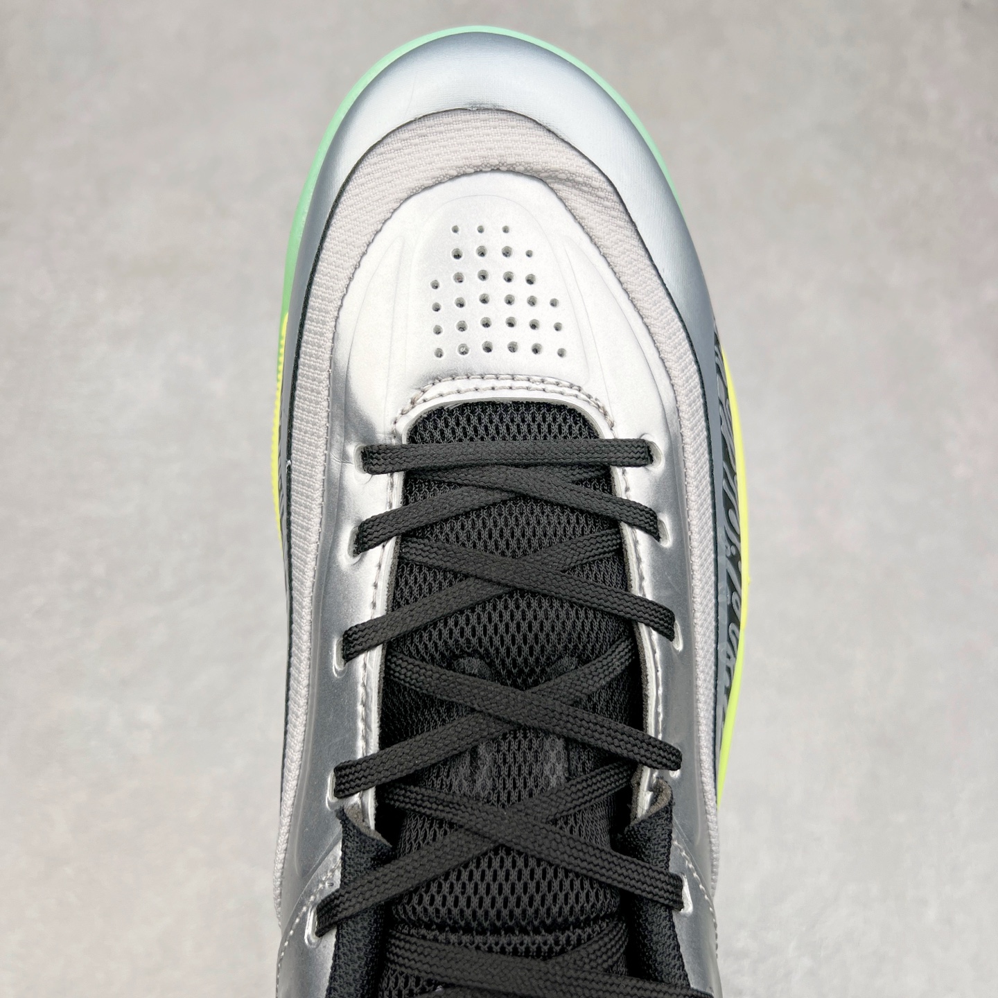 图片[4]-Jordan Zion 4 锡安4代舒适耐用防滑耐磨低帮 篮球鞋 鞋面采用金属银色，搭配半透明外底，既彰显大胆个性，又不失实用性。鞋舌、鞋跟及外底上均饰有锡安的标志性元素，为这款现代设计增添了独特的个人风格。Zion 4 采用先进技术设计，创新的结构提供了卓越的支撑，增强球场上的爆发力和敏捷性。这款球鞋在展现时尚风格与卓越性能的同时，也完美捕捉到了 Zion 充满活力的个性特征。尺码：40 40.5 41 42 42.5 43 44 44.5 45 46-选品中心