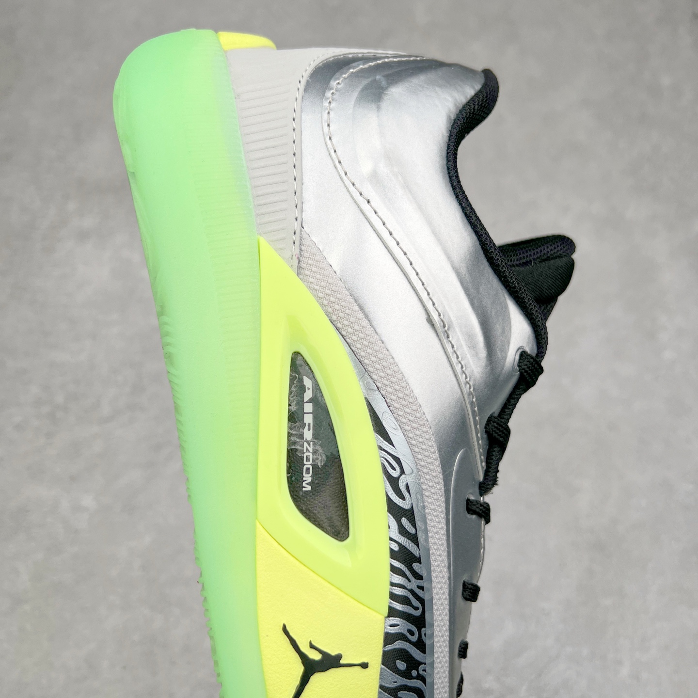 图片[6]-Jordan Zion 4 锡安4代舒适耐用防滑耐磨低帮 篮球鞋 鞋面采用金属银色，搭配半透明外底，既彰显大胆个性，又不失实用性。鞋舌、鞋跟及外底上均饰有锡安的标志性元素，为这款现代设计增添了独特的个人风格。Zion 4 采用先进技术设计，创新的结构提供了卓越的支撑，增强球场上的爆发力和敏捷性。这款球鞋在展现时尚风格与卓越性能的同时，也完美捕捉到了 Zion 充满活力的个性特征。尺码：40 40.5 41 42 42.5 43 44 44.5 45 46-选品中心