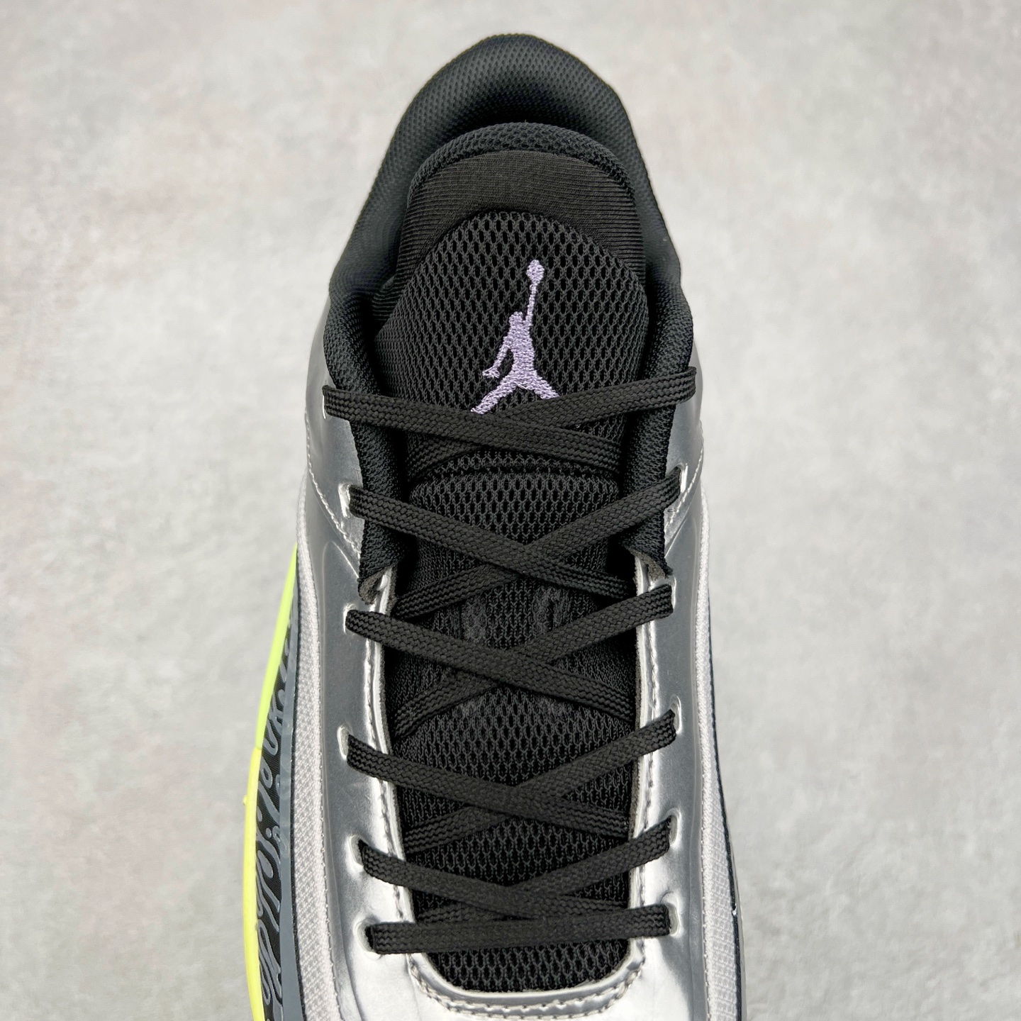 图片[5]-Jordan Zion 4 锡安4代舒适耐用防滑耐磨低帮 篮球鞋 鞋面采用金属银色，搭配半透明外底，既彰显大胆个性，又不失实用性。鞋舌、鞋跟及外底上均饰有锡安的标志性元素，为这款现代设计增添了独特的个人风格。Zion 4 采用先进技术设计，创新的结构提供了卓越的支撑，增强球场上的爆发力和敏捷性。这款球鞋在展现时尚风格与卓越性能的同时，也完美捕捉到了 Zion 充满活力的个性特征。尺码：40 40.5 41 42 42.5 43 44 44.5 45 46-选品中心