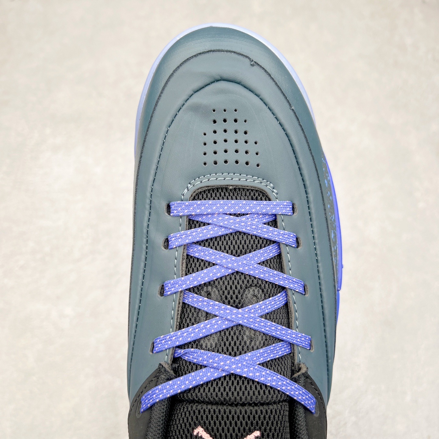 图片[4]-Jordan Zion 4 锡安4代舒适耐用防滑耐磨低帮 篮球鞋 鞋面采用金属银色，搭配半透明外底，既彰显大胆个性，又不失实用性。鞋舌、鞋跟及外底上均饰有锡安的标志性元素，为这款现代设计增添了独特的个人风格。Zion 4 采用先进技术设计，创新的结构提供了卓越的支撑，增强球场上的爆发力和敏捷性。这款球鞋在展现时尚风格与卓越性能的同时，也完美捕捉到了 Zion 充满活力的个性特征。尺码：40 40.5 41 42 42.5 43 44 44.5 45 46-选品中心