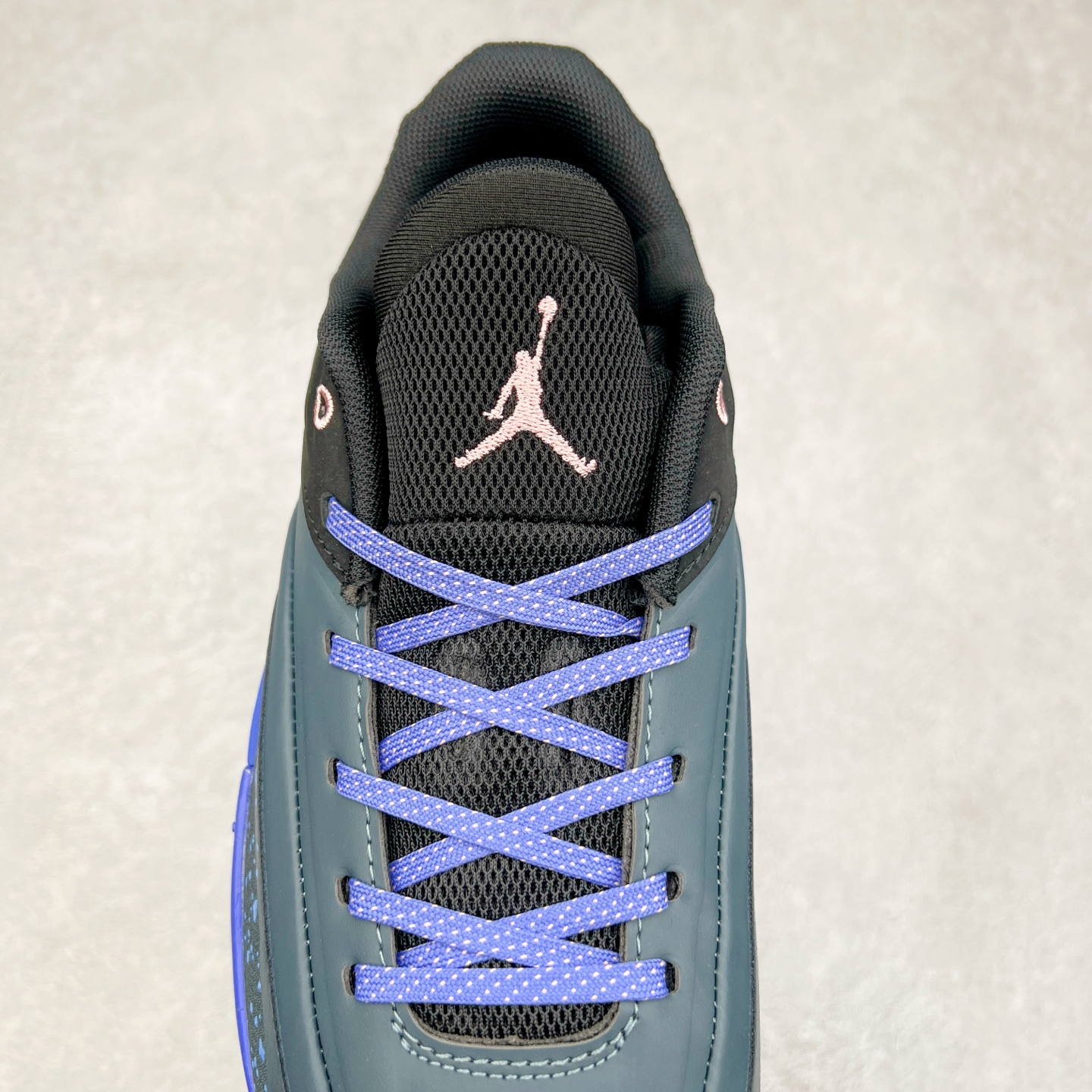 图片[5]-Jordan Zion 4 锡安4代舒适耐用防滑耐磨低帮 篮球鞋 鞋面采用金属银色，搭配半透明外底，既彰显大胆个性，又不失实用性。鞋舌、鞋跟及外底上均饰有锡安的标志性元素，为这款现代设计增添了独特的个人风格。Zion 4 采用先进技术设计，创新的结构提供了卓越的支撑，增强球场上的爆发力和敏捷性。这款球鞋在展现时尚风格与卓越性能的同时，也完美捕捉到了 Zion 充满活力的个性特征。尺码：40 40.5 41 42 42.5 43 44 44.5 45 46-选品中心