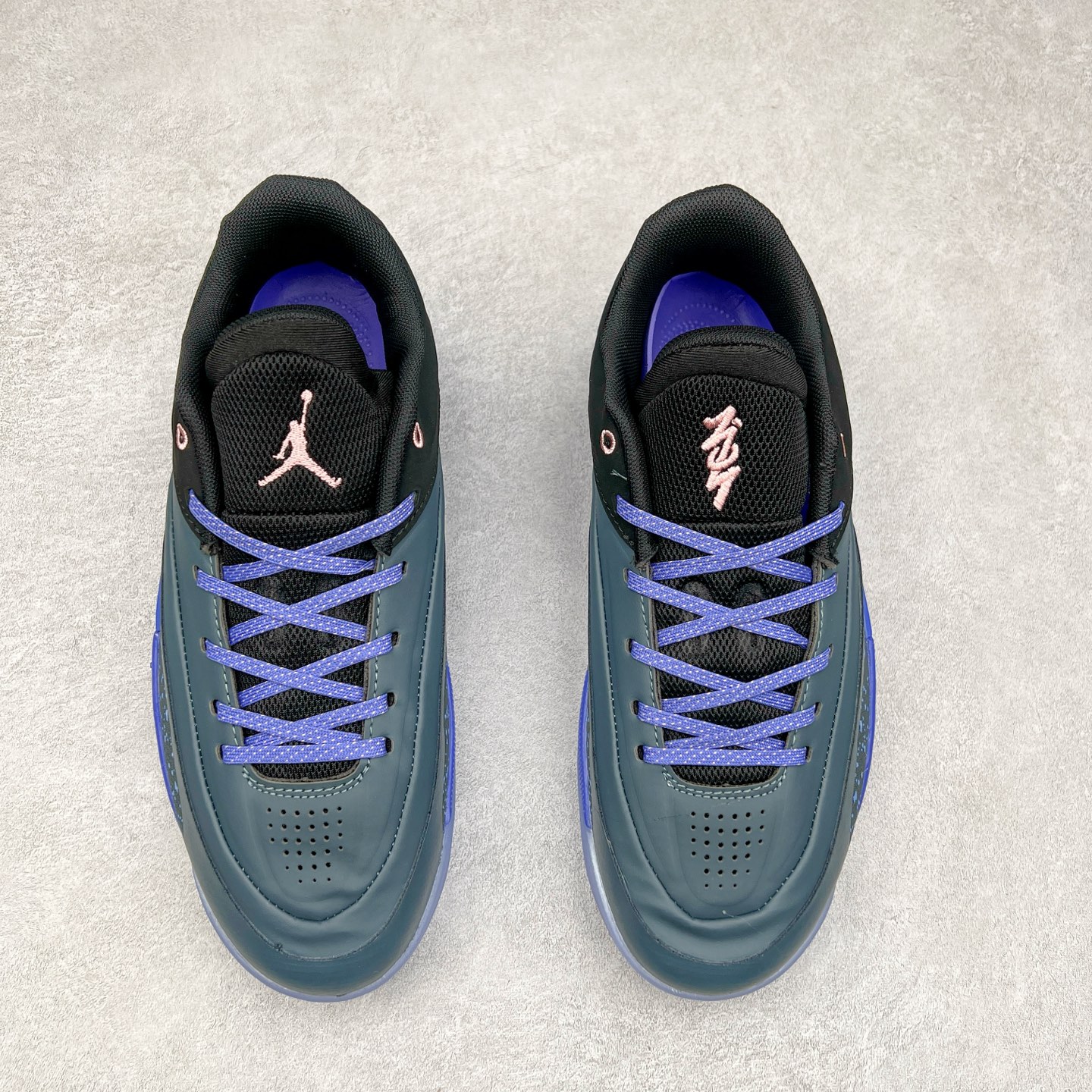 图片[2]-Jordan Zion 4 锡安4代舒适耐用防滑耐磨低帮 篮球鞋 鞋面采用金属银色，搭配半透明外底，既彰显大胆个性，又不失实用性。鞋舌、鞋跟及外底上均饰有锡安的标志性元素，为这款现代设计增添了独特的个人风格。Zion 4 采用先进技术设计，创新的结构提供了卓越的支撑，增强球场上的爆发力和敏捷性。这款球鞋在展现时尚风格与卓越性能的同时，也完美捕捉到了 Zion 充满活力的个性特征。尺码：40 40.5 41 42 42.5 43 44 44.5 45 46-选品中心