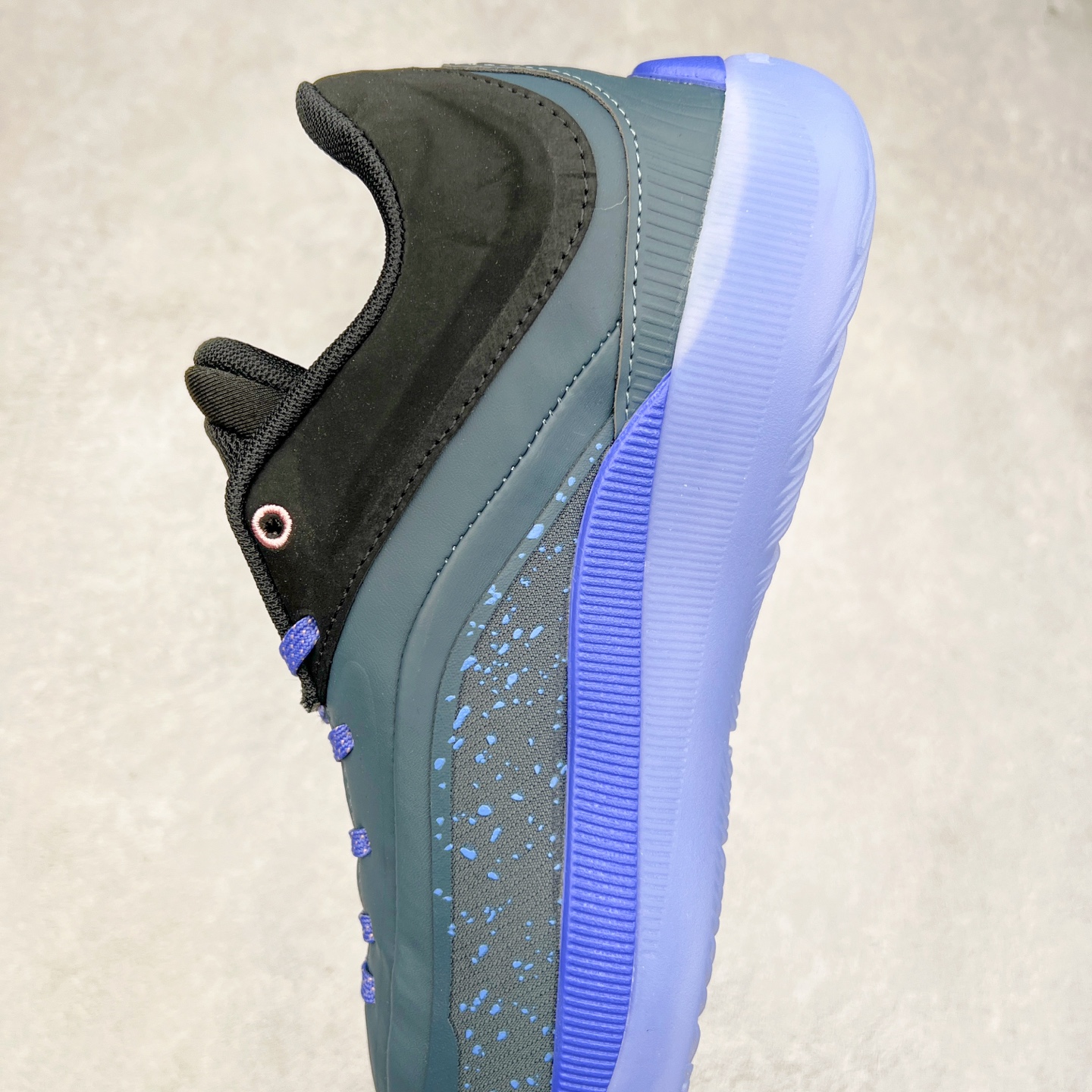 图片[7]-Jordan Zion 4 锡安4代舒适耐用防滑耐磨低帮 篮球鞋 鞋面采用金属银色，搭配半透明外底，既彰显大胆个性，又不失实用性。鞋舌、鞋跟及外底上均饰有锡安的标志性元素，为这款现代设计增添了独特的个人风格。Zion 4 采用先进技术设计，创新的结构提供了卓越的支撑，增强球场上的爆发力和敏捷性。这款球鞋在展现时尚风格与卓越性能的同时，也完美捕捉到了 Zion 充满活力的个性特征。尺码：40 40.5 41 42 42.5 43 44 44.5 45 46-选品中心