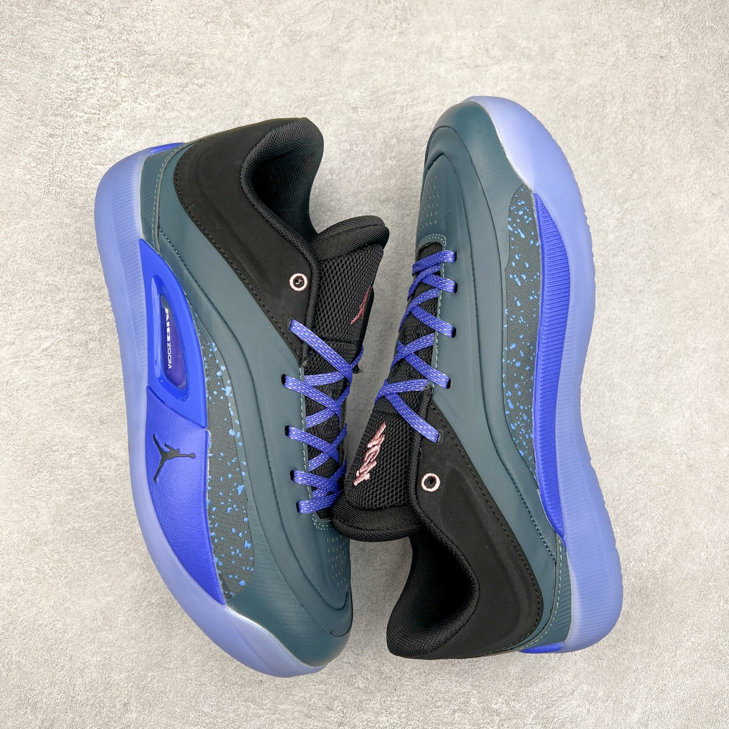 图片[3]-Jordan Zion 4 锡安4代舒适耐用防滑耐磨低帮 篮球鞋 鞋面采用金属银色，搭配半透明外底，既彰显大胆个性，又不失实用性。鞋舌、鞋跟及外底上均饰有锡安的标志性元素，为这款现代设计增添了独特的个人风格。Zion 4 采用先进技术设计，创新的结构提供了卓越的支撑，增强球场上的爆发力和敏捷性。这款球鞋在展现时尚风格与卓越性能的同时，也完美捕捉到了 Zion 充满活力的个性特征。尺码：40 40.5 41 42 42.5 43 44 44.5 45 46-选品中心