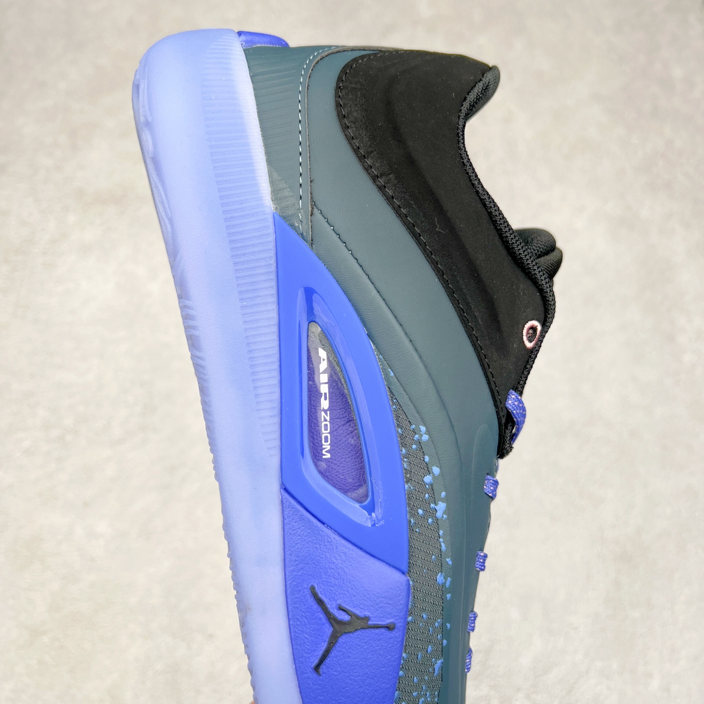 图片[6]-Jordan Zion 4 锡安4代舒适耐用防滑耐磨低帮 篮球鞋 鞋面采用金属银色，搭配半透明外底，既彰显大胆个性，又不失实用性。鞋舌、鞋跟及外底上均饰有锡安的标志性元素，为这款现代设计增添了独特的个人风格。Zion 4 采用先进技术设计，创新的结构提供了卓越的支撑，增强球场上的爆发力和敏捷性。这款球鞋在展现时尚风格与卓越性能的同时，也完美捕捉到了 Zion 充满活力的个性特征。尺码：40 40.5 41 42 42.5 43 44 44.5 45 46-选品中心