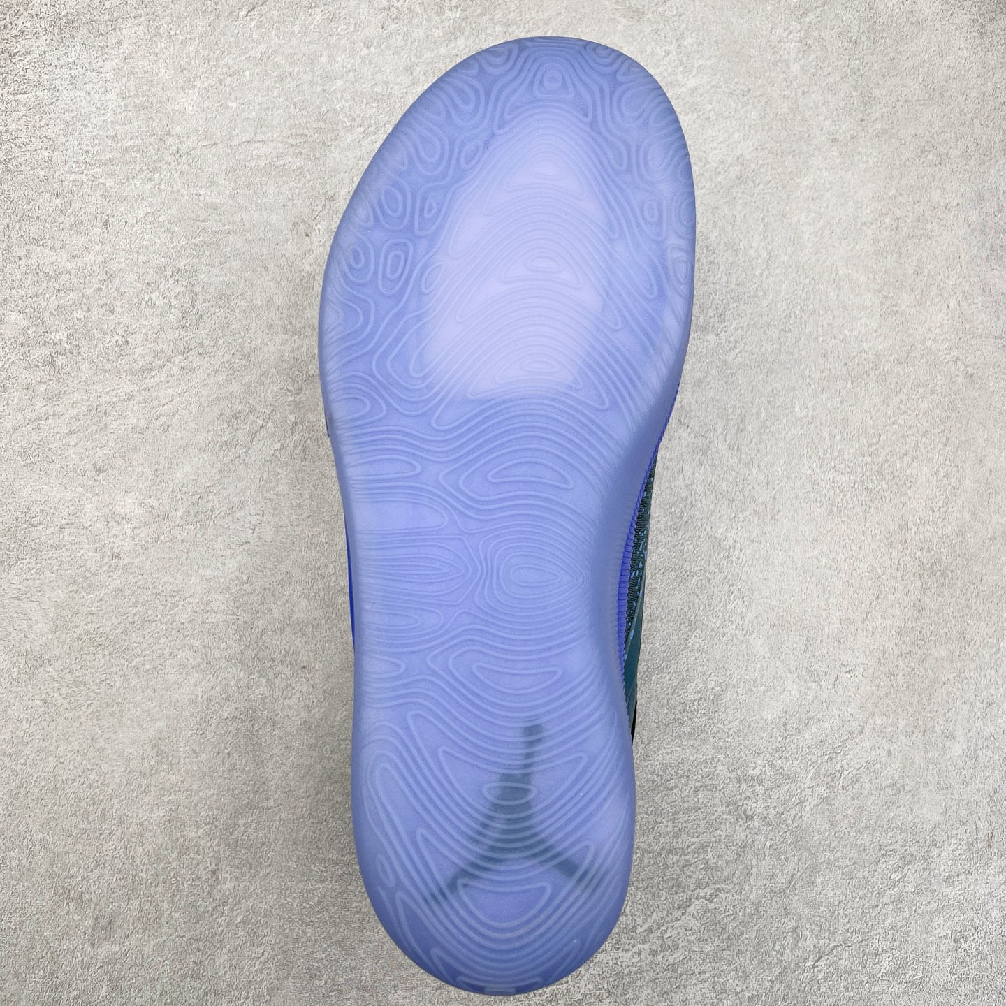 图片[9]-Jordan Zion 4 锡安4代舒适耐用防滑耐磨低帮 篮球鞋 鞋面采用金属银色，搭配半透明外底，既彰显大胆个性，又不失实用性。鞋舌、鞋跟及外底上均饰有锡安的标志性元素，为这款现代设计增添了独特的个人风格。Zion 4 采用先进技术设计，创新的结构提供了卓越的支撑，增强球场上的爆发力和敏捷性。这款球鞋在展现时尚风格与卓越性能的同时，也完美捕捉到了 Zion 充满活力的个性特征。尺码：40 40.5 41 42 42.5 43 44 44.5 45 46-选品中心