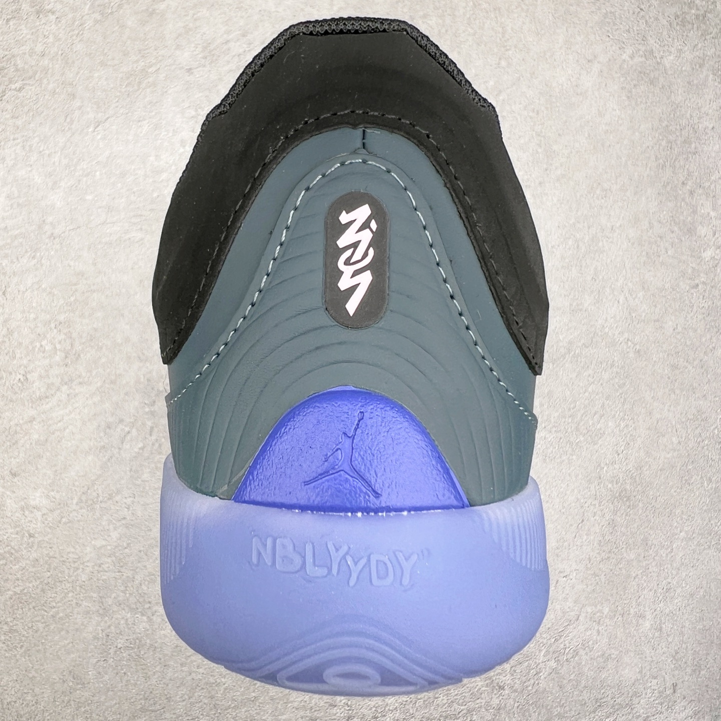 图片[8]-Jordan Zion 4 锡安4代舒适耐用防滑耐磨低帮 篮球鞋 鞋面采用金属银色，搭配半透明外底，既彰显大胆个性，又不失实用性。鞋舌、鞋跟及外底上均饰有锡安的标志性元素，为这款现代设计增添了独特的个人风格。Zion 4 采用先进技术设计，创新的结构提供了卓越的支撑，增强球场上的爆发力和敏捷性。这款球鞋在展现时尚风格与卓越性能的同时，也完美捕捉到了 Zion 充满活力的个性特征。尺码：40 40.5 41 42 42.5 43 44 44.5 45 46-选品中心