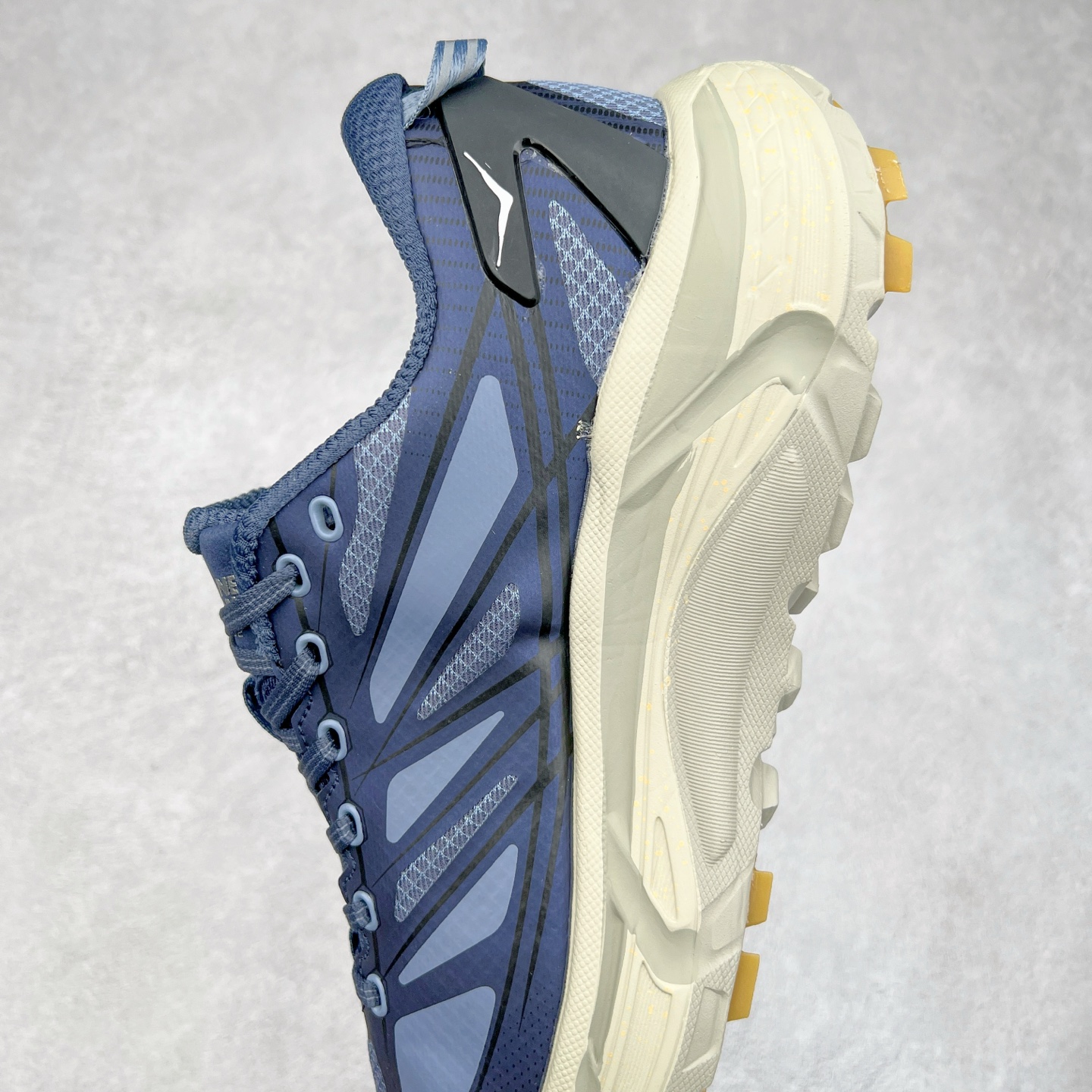 图片[7]-HOKA ONE ONE Mafate Speed 2 Low 玛法特2代系列低帮轻量户外越野休闲运动慢跑鞋 HOKA ONE ONE 最近推出了一个胶囊系列 Origin Story 这个系列里的 Mafate Speed 2 可以说让我日思夜想有一阵子了 最近终于拔草 让我来分享一下这双也是上脚赞到爆的越野跑鞋吧 以阿尔卑斯山脉作为主题将亮黄色与蓝色调覆盖在这经典轮廓之上 配色的呈现效果相当亮眼 以至于很多人买这个配色是用来日常搭配的 鞋面采用超轻的无缝架构 轻薄的TPU贴在透气的鞋面材料上 减轻重量同时也保证了支撑性 鞋底则采用滚动平衡技术 引导跑者回归自然步态 祖传的神奇EVA材质中底依旧是一如既往地表现优秀 能提供充足的缓震 作为HOKA家的越野跑鞋 VIBRAM 橡胶大底也是必不可少的 即便在复杂湿滑的地形 依旧能有良好的抓地力及稳定性 鞋带采用了弹性不易松脱的扁宽弹性鞋带 前掌与中掌部分也进行了加宽 也更加适合亚洲人的脚型 是一款十分全面且足够强悍的户外硬核越野鞋 而这双极其亮眼的越野跑鞋恰好又是在江山一百中参赛的UTMB冠军 Ludovic POMMERET 夺冠时穿着的战靴 这就让它变得更加有吸引力了 用来日常搭配的话短裤是基本不挑 长裤我个人推荐阔腿裤 工装裤以及各种长筒牛仔裤都可以 尺码：36 36.5 37.5 38 38.5 39 40 40.5 41 42 42.5 43 44 44.5 45-选品中心