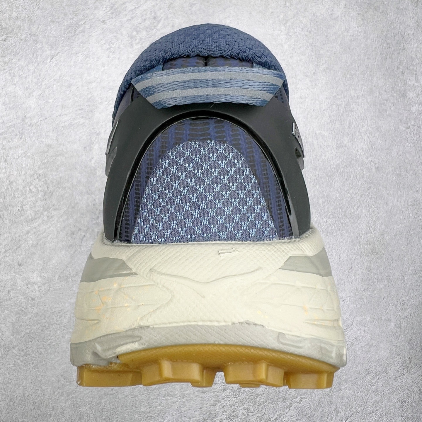 图片[8]-HOKA ONE ONE Mafate Speed 2 Low 玛法特2代系列低帮轻量户外越野休闲运动慢跑鞋 HOKA ONE ONE 最近推出了一个胶囊系列 Origin Story 这个系列里的 Mafate Speed 2 可以说让我日思夜想有一阵子了 最近终于拔草 让我来分享一下这双也是上脚赞到爆的越野跑鞋吧 以阿尔卑斯山脉作为主题将亮黄色与蓝色调覆盖在这经典轮廓之上 配色的呈现效果相当亮眼 以至于很多人买这个配色是用来日常搭配的 鞋面采用超轻的无缝架构 轻薄的TPU贴在透气的鞋面材料上 减轻重量同时也保证了支撑性 鞋底则采用滚动平衡技术 引导跑者回归自然步态 祖传的神奇EVA材质中底依旧是一如既往地表现优秀 能提供充足的缓震 作为HOKA家的越野跑鞋 VIBRAM 橡胶大底也是必不可少的 即便在复杂湿滑的地形 依旧能有良好的抓地力及稳定性 鞋带采用了弹性不易松脱的扁宽弹性鞋带 前掌与中掌部分也进行了加宽 也更加适合亚洲人的脚型 是一款十分全面且足够强悍的户外硬核越野鞋 而这双极其亮眼的越野跑鞋恰好又是在江山一百中参赛的UTMB冠军 Ludovic POMMERET 夺冠时穿着的战靴 这就让它变得更加有吸引力了 用来日常搭配的话短裤是基本不挑 长裤我个人推荐阔腿裤 工装裤以及各种长筒牛仔裤都可以 尺码：36 36.5 37.5 38 38.5 39 40 40.5 41 42 42.5 43 44 44.5 45-选品中心