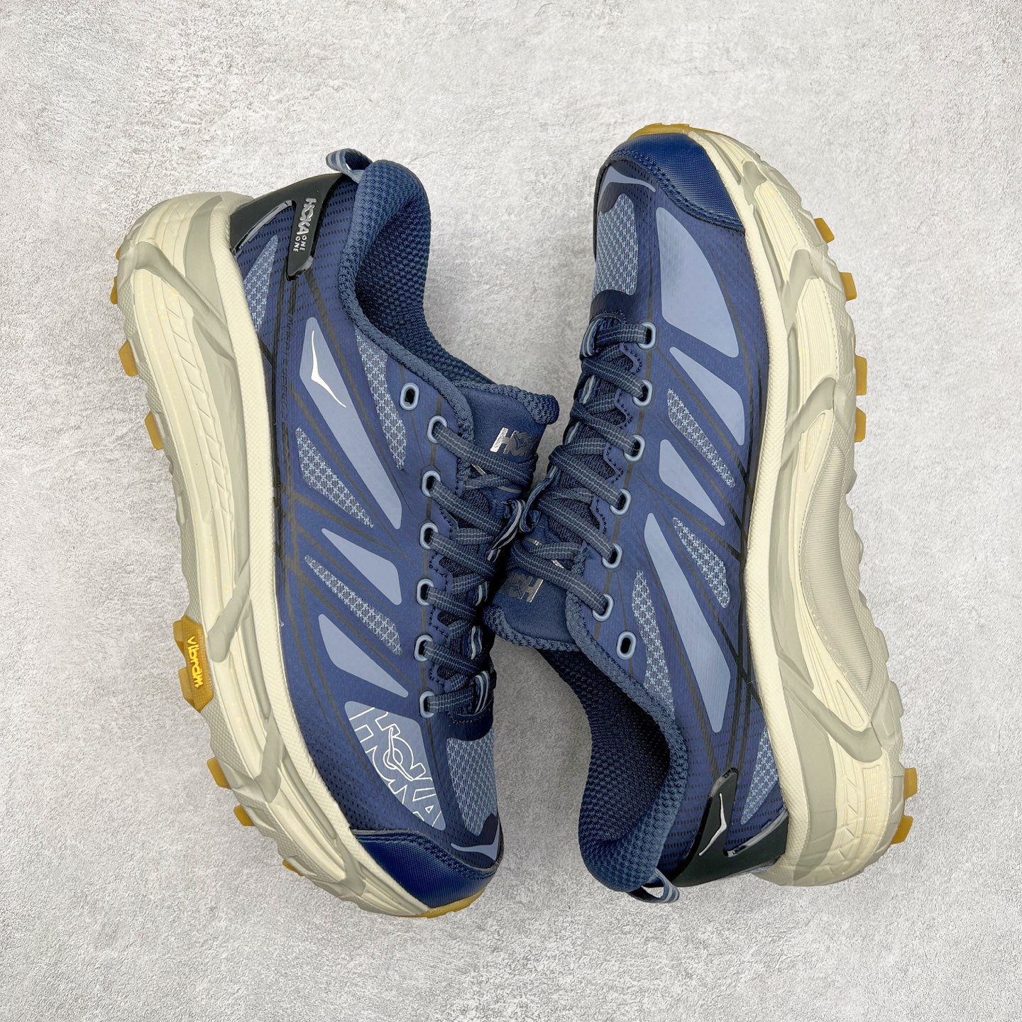 图片[3]-HOKA ONE ONE Mafate Speed 2 Low 玛法特2代系列低帮轻量户外越野休闲运动慢跑鞋 HOKA ONE ONE 最近推出了一个胶囊系列 Origin Story 这个系列里的 Mafate Speed 2 可以说让我日思夜想有一阵子了 最近终于拔草 让我来分享一下这双也是上脚赞到爆的越野跑鞋吧 以阿尔卑斯山脉作为主题将亮黄色与蓝色调覆盖在这经典轮廓之上 配色的呈现效果相当亮眼 以至于很多人买这个配色是用来日常搭配的 鞋面采用超轻的无缝架构 轻薄的TPU贴在透气的鞋面材料上 减轻重量同时也保证了支撑性 鞋底则采用滚动平衡技术 引导跑者回归自然步态 祖传的神奇EVA材质中底依旧是一如既往地表现优秀 能提供充足的缓震 作为HOKA家的越野跑鞋 VIBRAM 橡胶大底也是必不可少的 即便在复杂湿滑的地形 依旧能有良好的抓地力及稳定性 鞋带采用了弹性不易松脱的扁宽弹性鞋带 前掌与中掌部分也进行了加宽 也更加适合亚洲人的脚型 是一款十分全面且足够强悍的户外硬核越野鞋 而这双极其亮眼的越野跑鞋恰好又是在江山一百中参赛的UTMB冠军 Ludovic POMMERET 夺冠时穿着的战靴 这就让它变得更加有吸引力了 用来日常搭配的话短裤是基本不挑 长裤我个人推荐阔腿裤 工装裤以及各种长筒牛仔裤都可以 尺码：36 36.5 37.5 38 38.5 39 40 40.5 41 42 42.5 43 44 44.5 45-选品中心