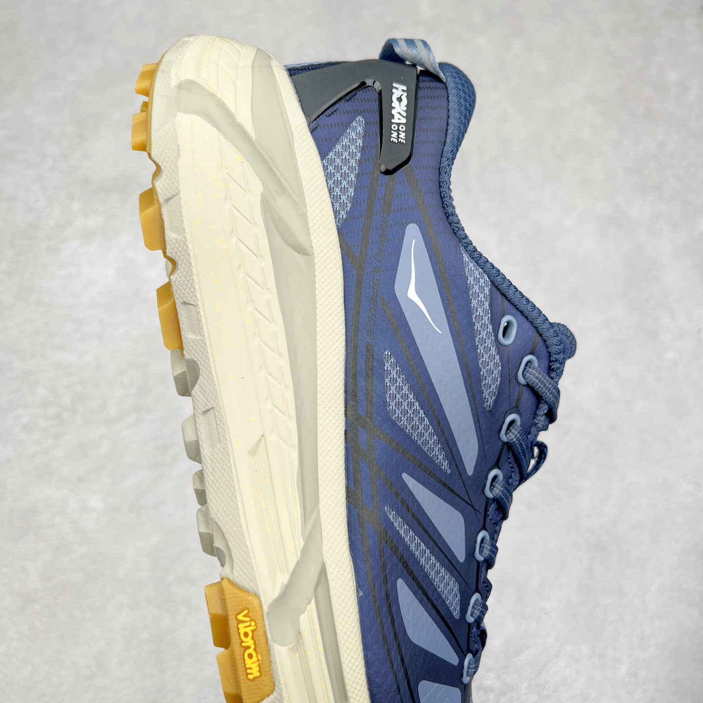 图片[6]-HOKA ONE ONE Mafate Speed 2 Low 玛法特2代系列低帮轻量户外越野休闲运动慢跑鞋 HOKA ONE ONE 最近推出了一个胶囊系列 Origin Story 这个系列里的 Mafate Speed 2 可以说让我日思夜想有一阵子了 最近终于拔草 让我来分享一下这双也是上脚赞到爆的越野跑鞋吧 以阿尔卑斯山脉作为主题将亮黄色与蓝色调覆盖在这经典轮廓之上 配色的呈现效果相当亮眼 以至于很多人买这个配色是用来日常搭配的 鞋面采用超轻的无缝架构 轻薄的TPU贴在透气的鞋面材料上 减轻重量同时也保证了支撑性 鞋底则采用滚动平衡技术 引导跑者回归自然步态 祖传的神奇EVA材质中底依旧是一如既往地表现优秀 能提供充足的缓震 作为HOKA家的越野跑鞋 VIBRAM 橡胶大底也是必不可少的 即便在复杂湿滑的地形 依旧能有良好的抓地力及稳定性 鞋带采用了弹性不易松脱的扁宽弹性鞋带 前掌与中掌部分也进行了加宽 也更加适合亚洲人的脚型 是一款十分全面且足够强悍的户外硬核越野鞋 而这双极其亮眼的越野跑鞋恰好又是在江山一百中参赛的UTMB冠军 Ludovic POMMERET 夺冠时穿着的战靴 这就让它变得更加有吸引力了 用来日常搭配的话短裤是基本不挑 长裤我个人推荐阔腿裤 工装裤以及各种长筒牛仔裤都可以 尺码：36 36.5 37.5 38 38.5 39 40 40.5 41 42 42.5 43 44 44.5 45-选品中心