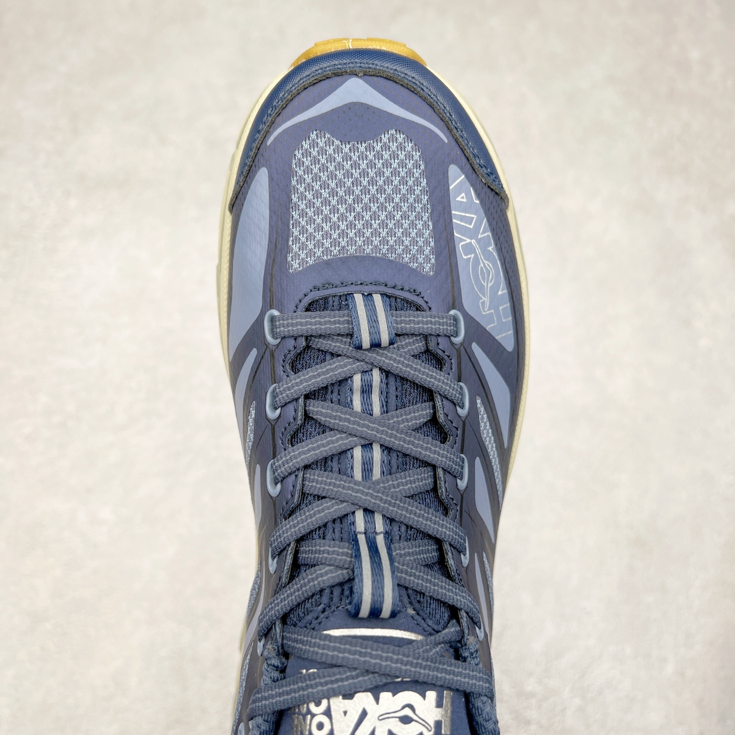 图片[4]-HOKA ONE ONE Mafate Speed 2 Low 玛法特2代系列低帮轻量户外越野休闲运动慢跑鞋 HOKA ONE ONE 最近推出了一个胶囊系列 Origin Story 这个系列里的 Mafate Speed 2 可以说让我日思夜想有一阵子了 最近终于拔草 让我来分享一下这双也是上脚赞到爆的越野跑鞋吧 以阿尔卑斯山脉作为主题将亮黄色与蓝色调覆盖在这经典轮廓之上 配色的呈现效果相当亮眼 以至于很多人买这个配色是用来日常搭配的 鞋面采用超轻的无缝架构 轻薄的TPU贴在透气的鞋面材料上 减轻重量同时也保证了支撑性 鞋底则采用滚动平衡技术 引导跑者回归自然步态 祖传的神奇EVA材质中底依旧是一如既往地表现优秀 能提供充足的缓震 作为HOKA家的越野跑鞋 VIBRAM 橡胶大底也是必不可少的 即便在复杂湿滑的地形 依旧能有良好的抓地力及稳定性 鞋带采用了弹性不易松脱的扁宽弹性鞋带 前掌与中掌部分也进行了加宽 也更加适合亚洲人的脚型 是一款十分全面且足够强悍的户外硬核越野鞋 而这双极其亮眼的越野跑鞋恰好又是在江山一百中参赛的UTMB冠军 Ludovic POMMERET 夺冠时穿着的战靴 这就让它变得更加有吸引力了 用来日常搭配的话短裤是基本不挑 长裤我个人推荐阔腿裤 工装裤以及各种长筒牛仔裤都可以 尺码：36 36.5 37.5 38 38.5 39 40 40.5 41 42 42.5 43 44 44.5 45-选品中心