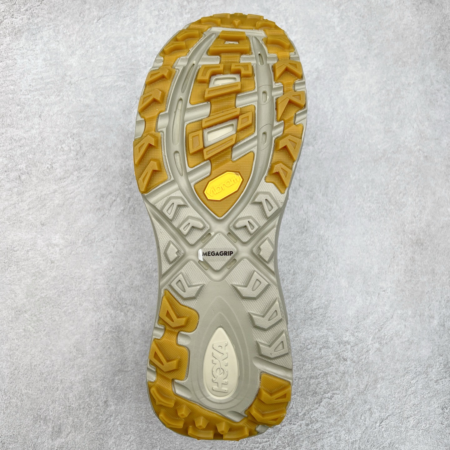 图片[9]-HOKA ONE ONE Mafate Speed 2 Low 玛法特2代系列低帮轻量户外越野休闲运动慢跑鞋 HOKA ONE ONE 最近推出了一个胶囊系列 Origin Story 这个系列里的 Mafate Speed 2 可以说让我日思夜想有一阵子了 最近终于拔草 让我来分享一下这双也是上脚赞到爆的越野跑鞋吧 以阿尔卑斯山脉作为主题将亮黄色与蓝色调覆盖在这经典轮廓之上 配色的呈现效果相当亮眼 以至于很多人买这个配色是用来日常搭配的 鞋面采用超轻的无缝架构 轻薄的TPU贴在透气的鞋面材料上 减轻重量同时也保证了支撑性 鞋底则采用滚动平衡技术 引导跑者回归自然步态 祖传的神奇EVA材质中底依旧是一如既往地表现优秀 能提供充足的缓震 作为HOKA家的越野跑鞋 VIBRAM 橡胶大底也是必不可少的 即便在复杂湿滑的地形 依旧能有良好的抓地力及稳定性 鞋带采用了弹性不易松脱的扁宽弹性鞋带 前掌与中掌部分也进行了加宽 也更加适合亚洲人的脚型 是一款十分全面且足够强悍的户外硬核越野鞋 而这双极其亮眼的越野跑鞋恰好又是在江山一百中参赛的UTMB冠军 Ludovic POMMERET 夺冠时穿着的战靴 这就让它变得更加有吸引力了 用来日常搭配的话短裤是基本不挑 长裤我个人推荐阔腿裤 工装裤以及各种长筒牛仔裤都可以 尺码：36 36.5 37.5 38 38.5 39 40 40.5 41 42 42.5 43 44 44.5 45-选品中心