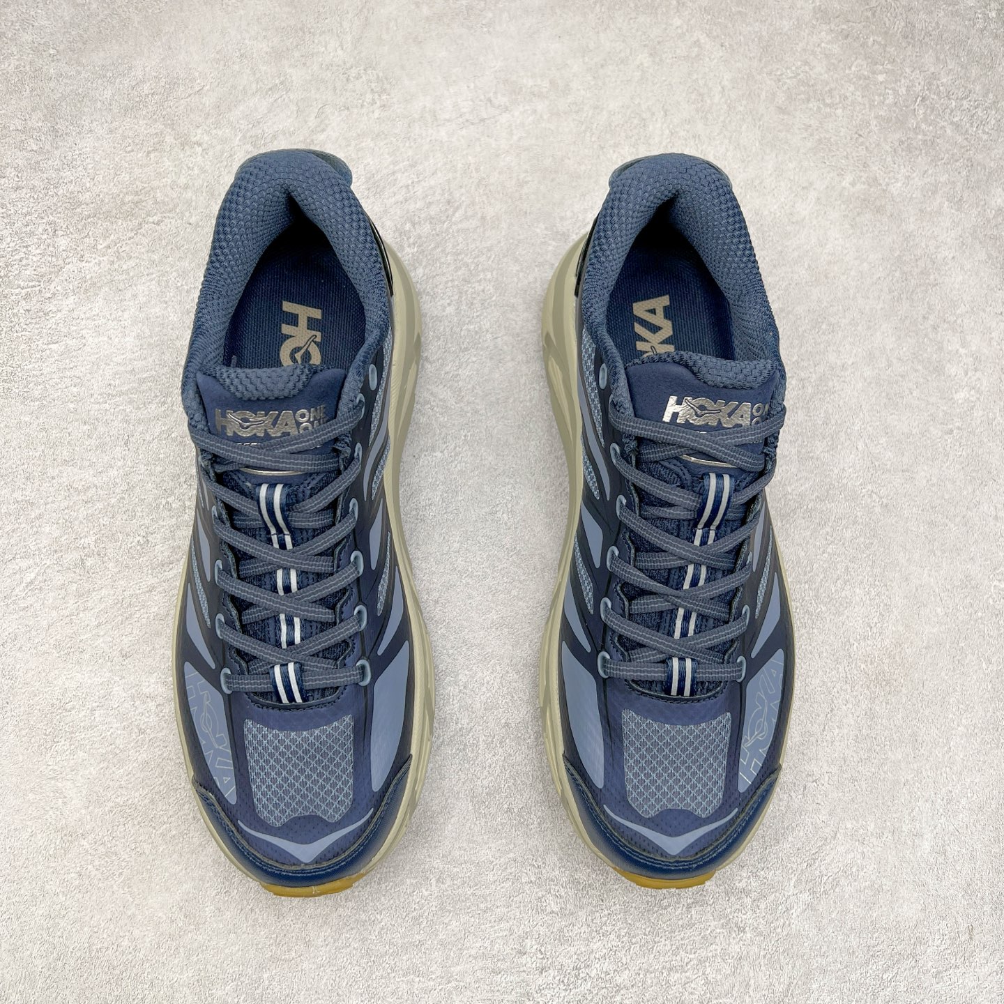 图片[2]-HOKA ONE ONE Mafate Speed 2 Low 玛法特2代系列低帮轻量户外越野休闲运动慢跑鞋 HOKA ONE ONE 最近推出了一个胶囊系列 Origin Story 这个系列里的 Mafate Speed 2 可以说让我日思夜想有一阵子了 最近终于拔草 让我来分享一下这双也是上脚赞到爆的越野跑鞋吧 以阿尔卑斯山脉作为主题将亮黄色与蓝色调覆盖在这经典轮廓之上 配色的呈现效果相当亮眼 以至于很多人买这个配色是用来日常搭配的 鞋面采用超轻的无缝架构 轻薄的TPU贴在透气的鞋面材料上 减轻重量同时也保证了支撑性 鞋底则采用滚动平衡技术 引导跑者回归自然步态 祖传的神奇EVA材质中底依旧是一如既往地表现优秀 能提供充足的缓震 作为HOKA家的越野跑鞋 VIBRAM 橡胶大底也是必不可少的 即便在复杂湿滑的地形 依旧能有良好的抓地力及稳定性 鞋带采用了弹性不易松脱的扁宽弹性鞋带 前掌与中掌部分也进行了加宽 也更加适合亚洲人的脚型 是一款十分全面且足够强悍的户外硬核越野鞋 而这双极其亮眼的越野跑鞋恰好又是在江山一百中参赛的UTMB冠军 Ludovic POMMERET 夺冠时穿着的战靴 这就让它变得更加有吸引力了 用来日常搭配的话短裤是基本不挑 长裤我个人推荐阔腿裤 工装裤以及各种长筒牛仔裤都可以 尺码：36 36.5 37.5 38 38.5 39 40 40.5 41 42 42.5 43 44 44.5 45-选品中心